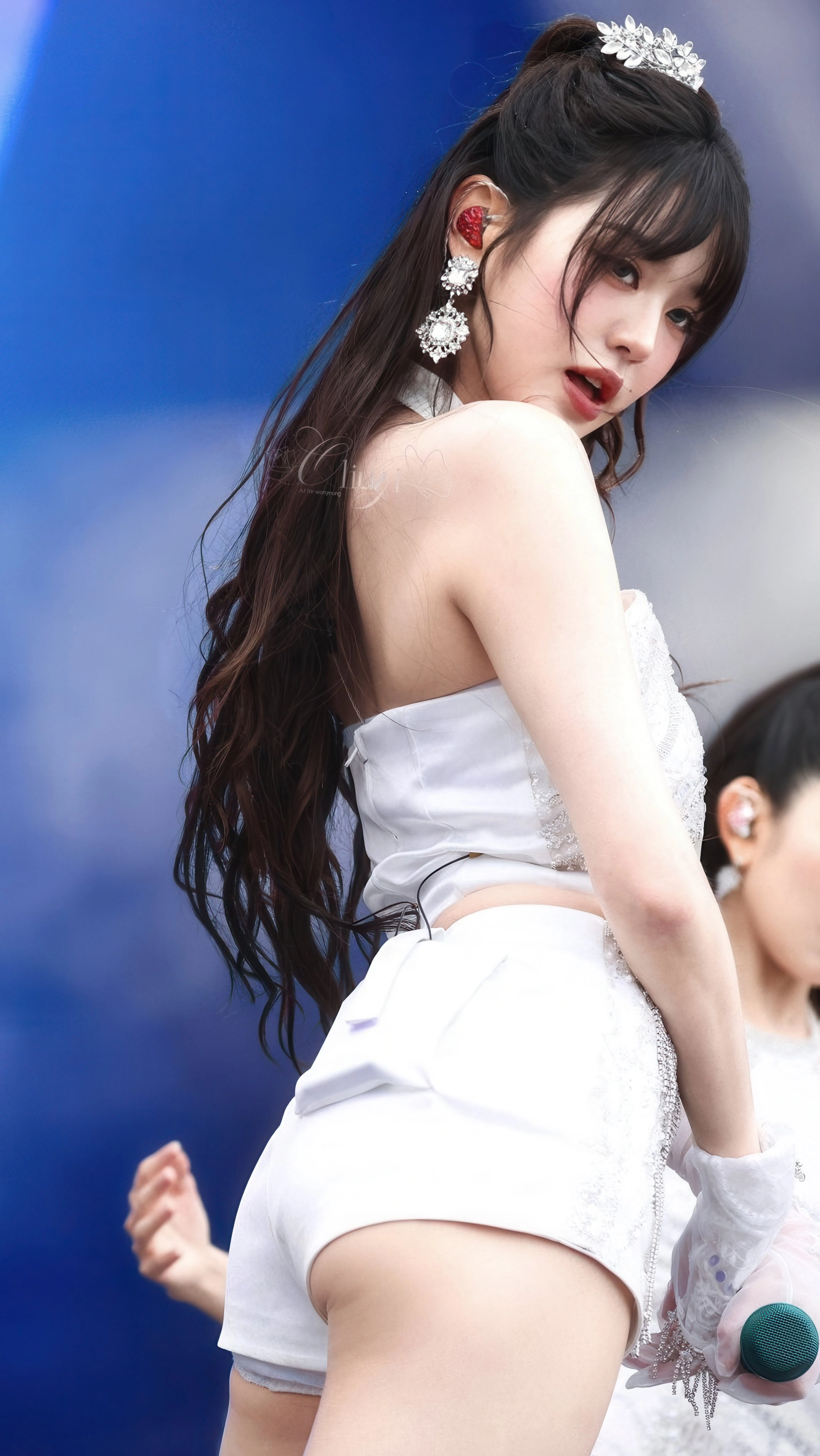 长头发和白衣的女人。