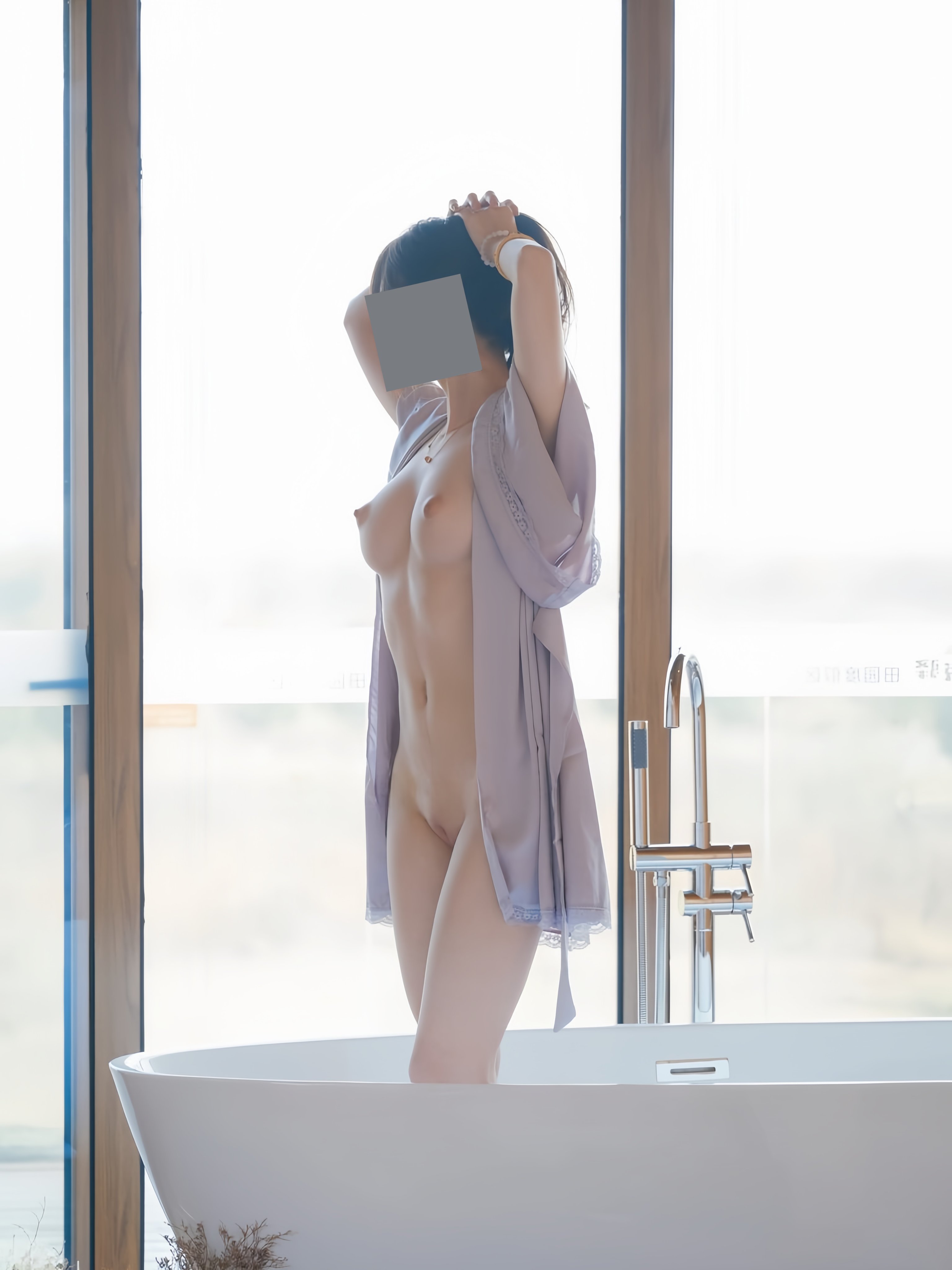 一位穿紫色裙子的女人站在浴缸前面。