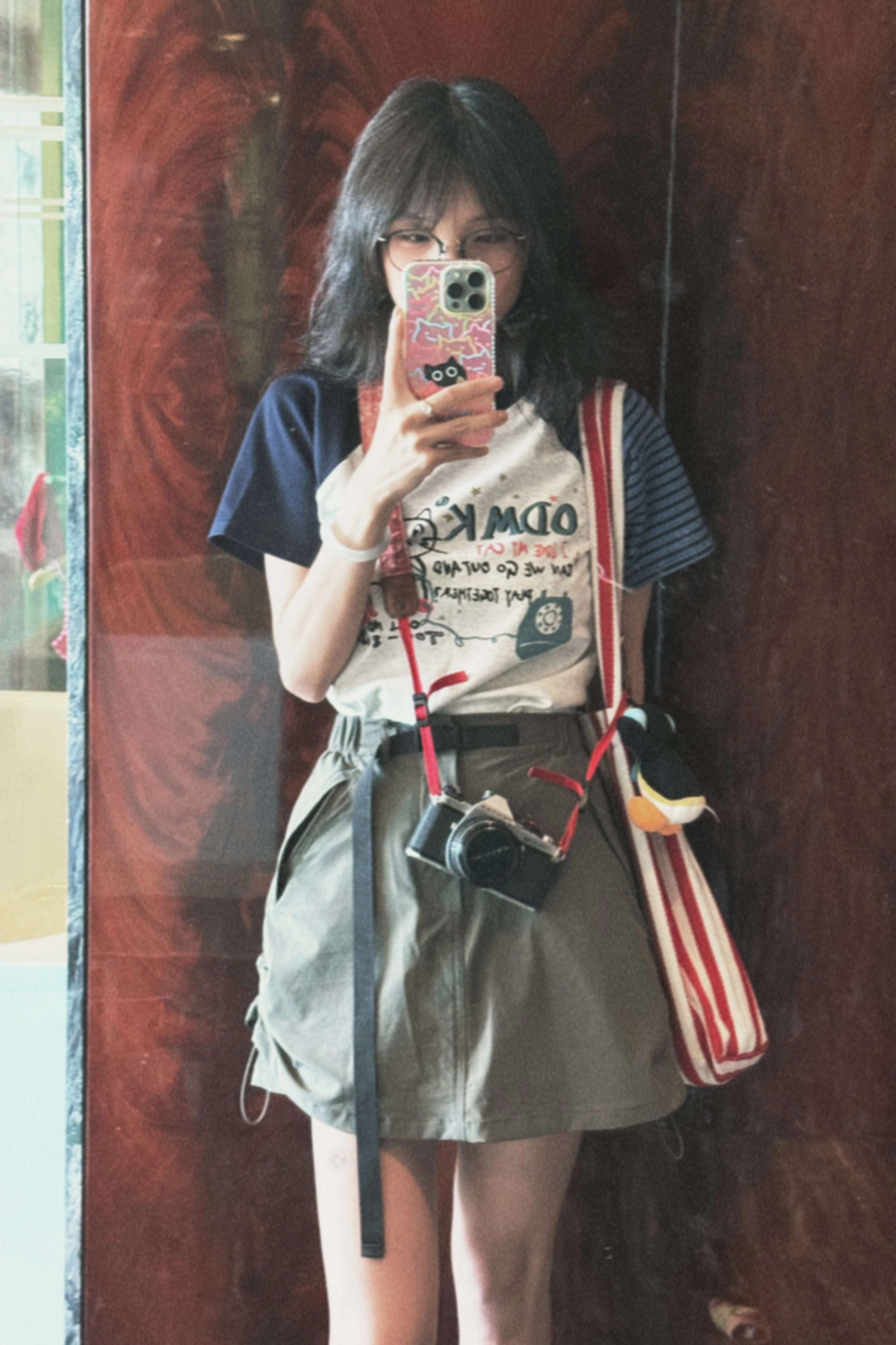 女人带着相机拍个自拍。