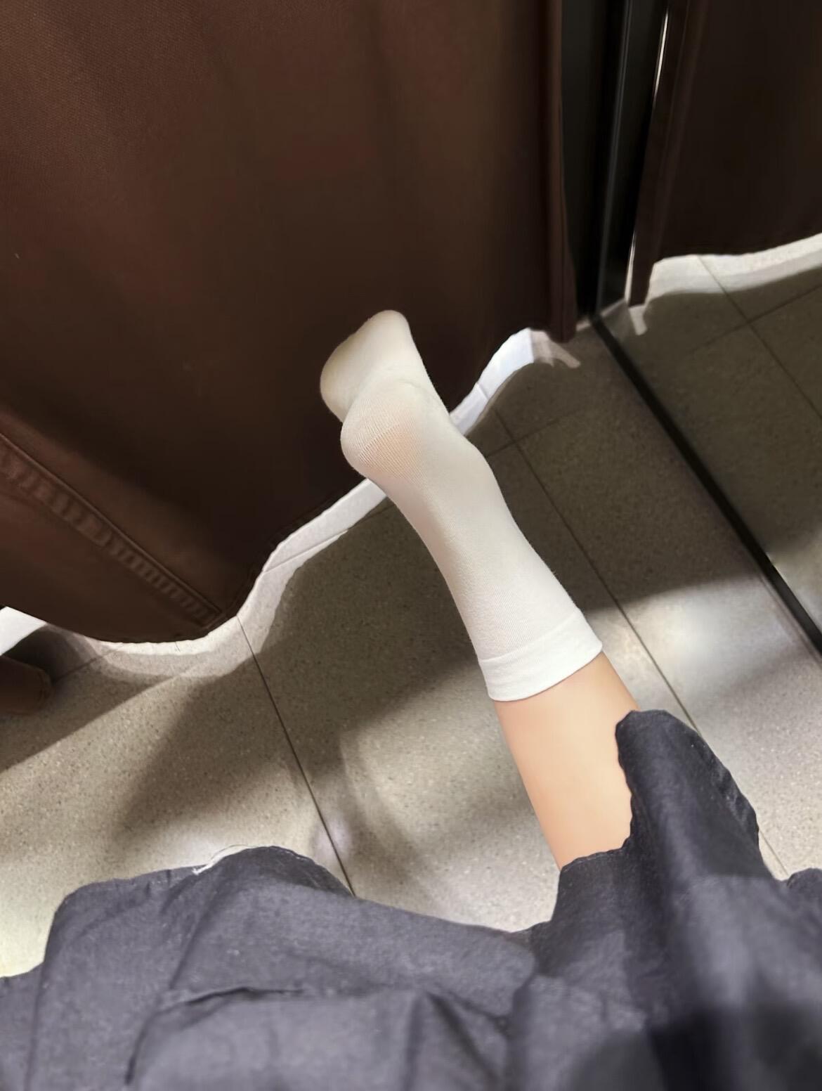 穿着白色袜子的人。