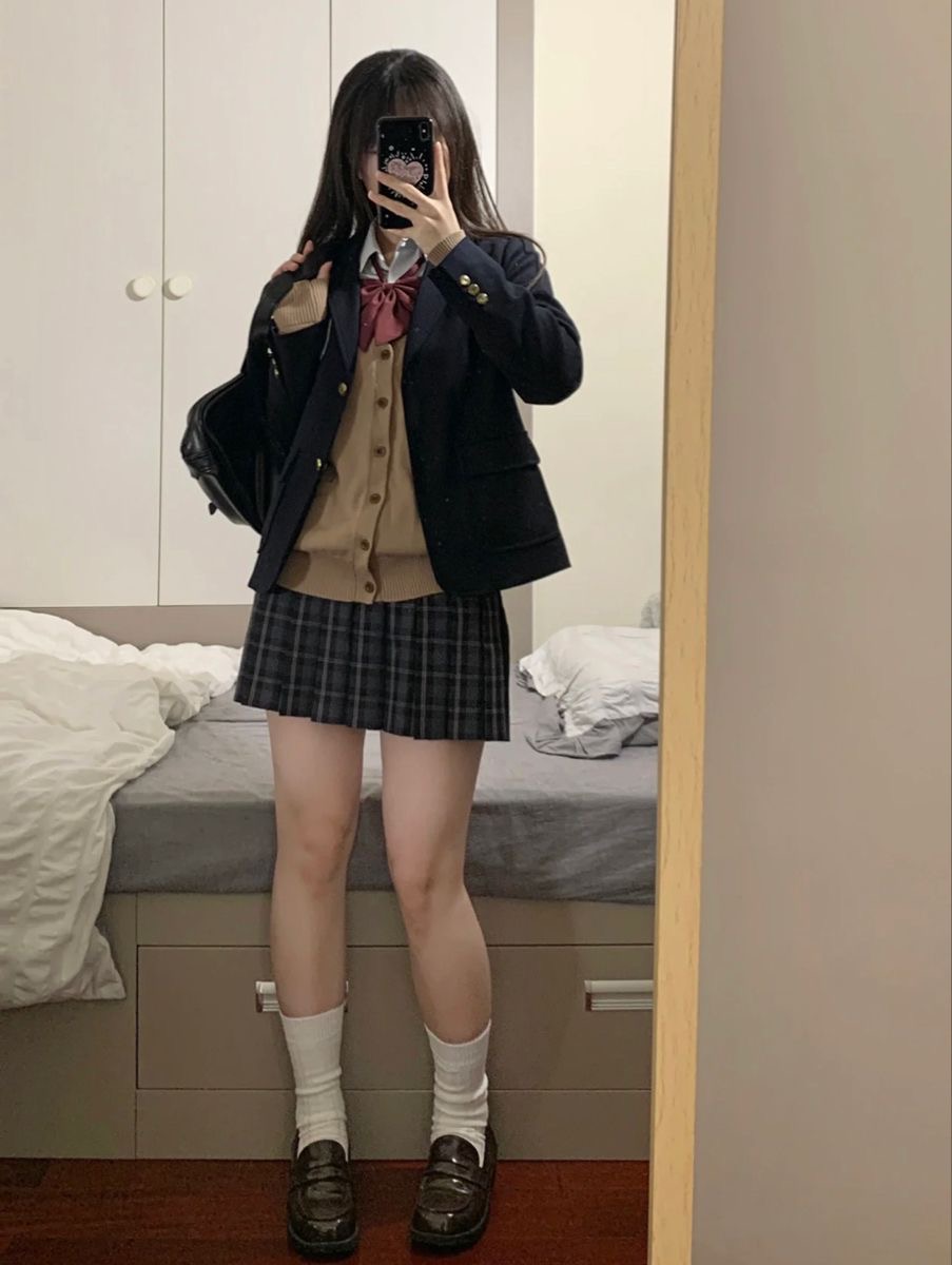 一名穿着校服的女子拍了个自拍。