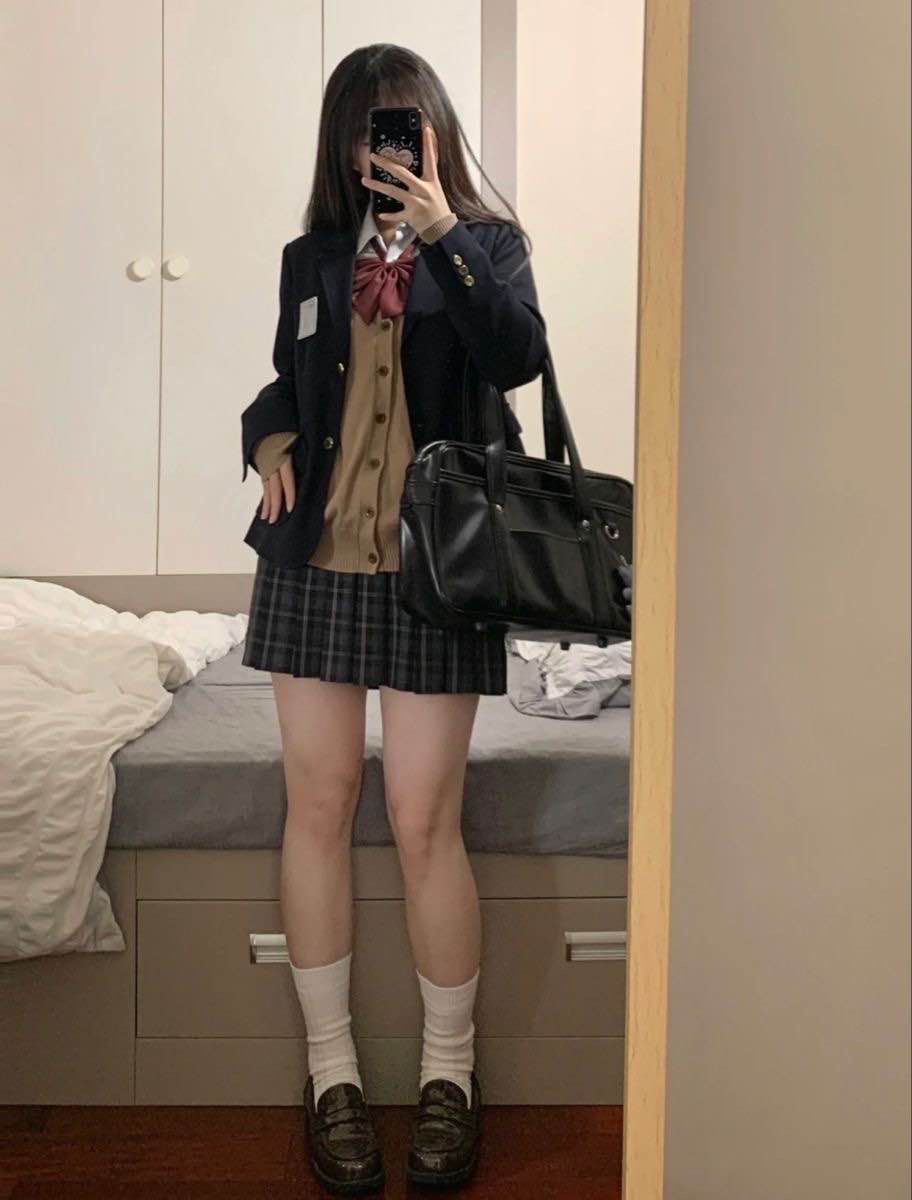 一名穿着校服的女子拍了个自拍。