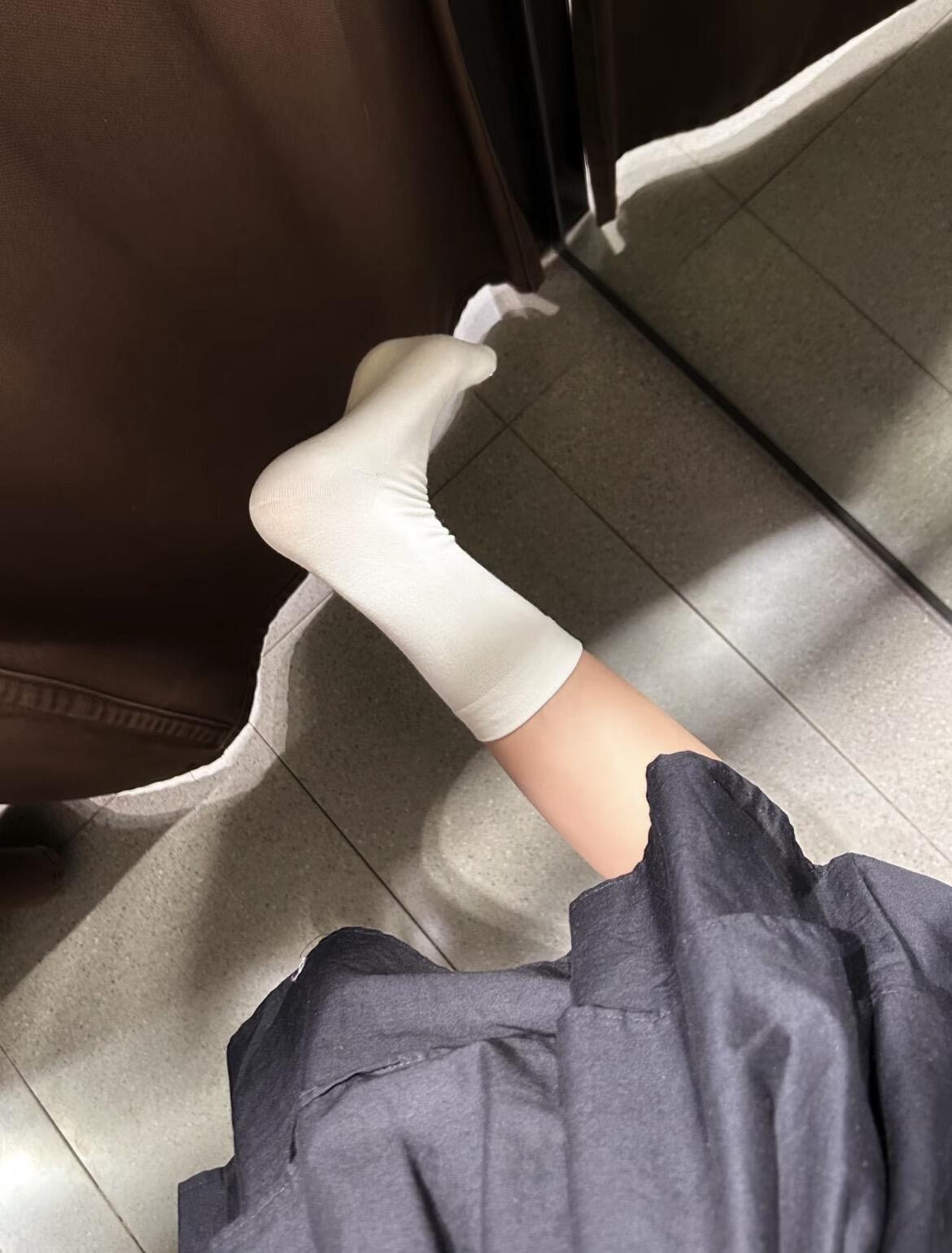 穿着白色袜子的人。