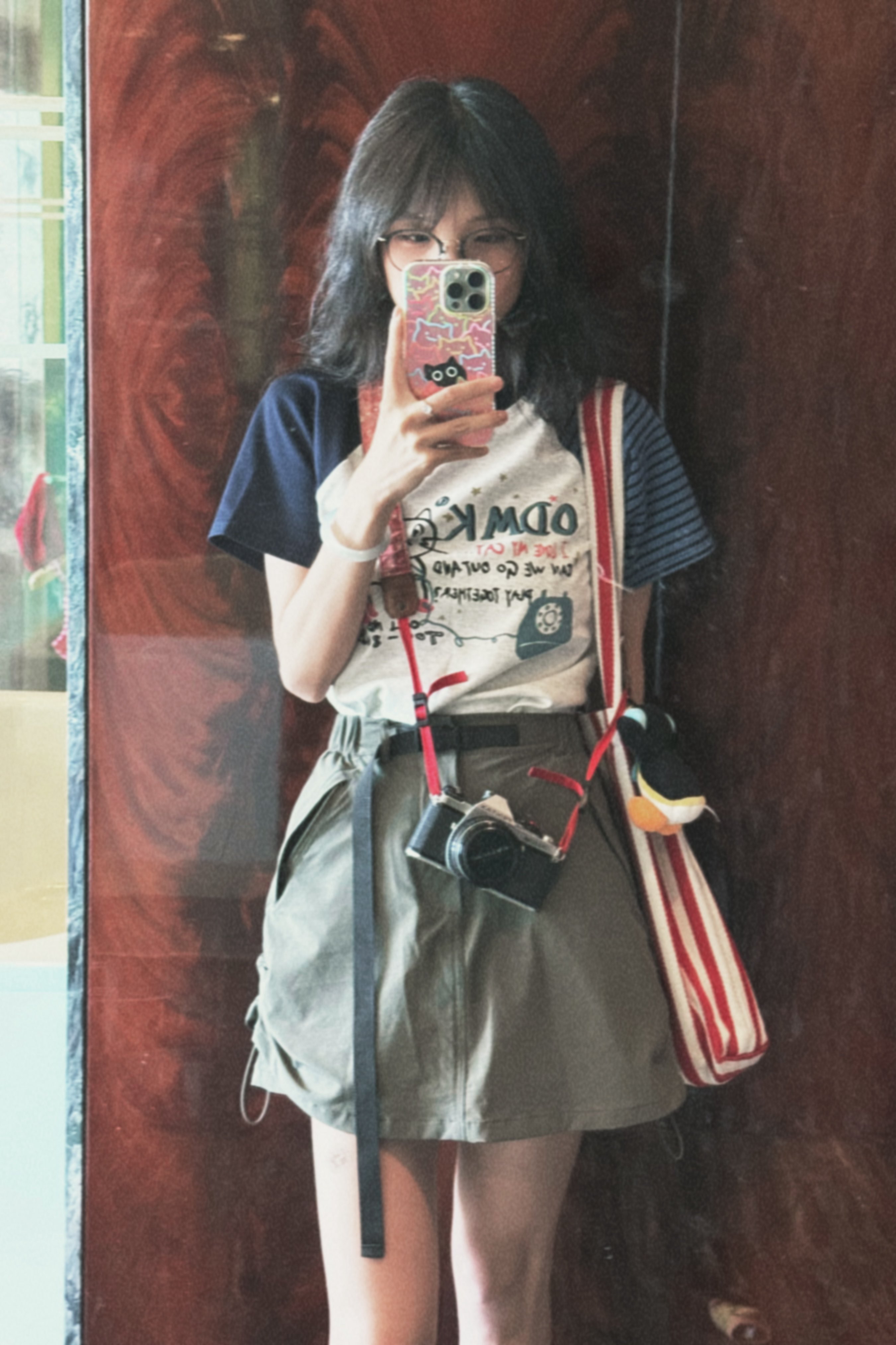 女人带着相机拍个自拍。