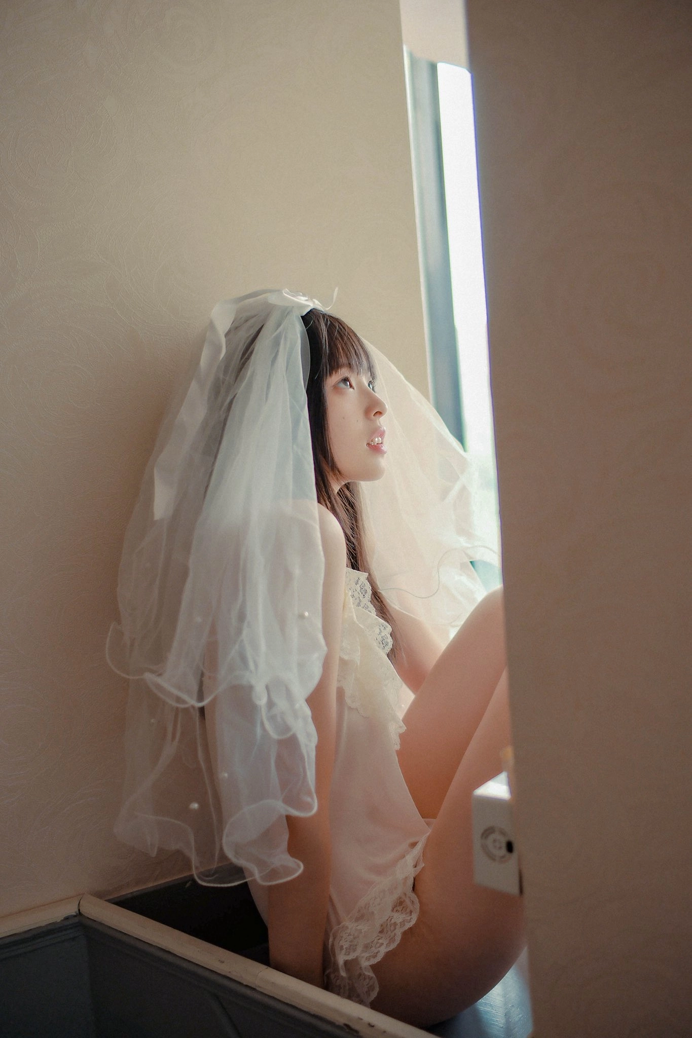 女人穿着一根窗帘和一件白色的裙子。