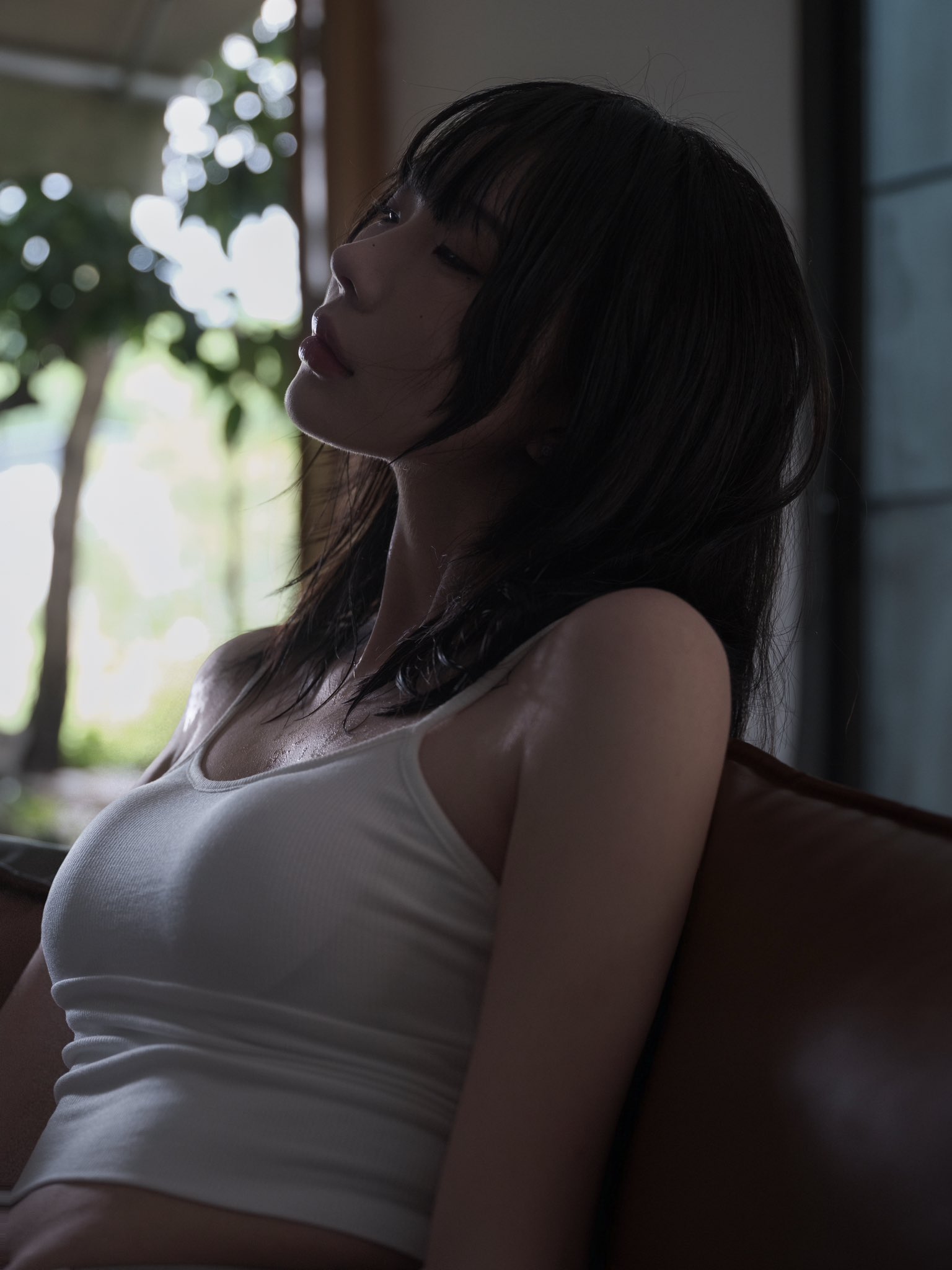 长头发的女人和一个白色坦克顶部。