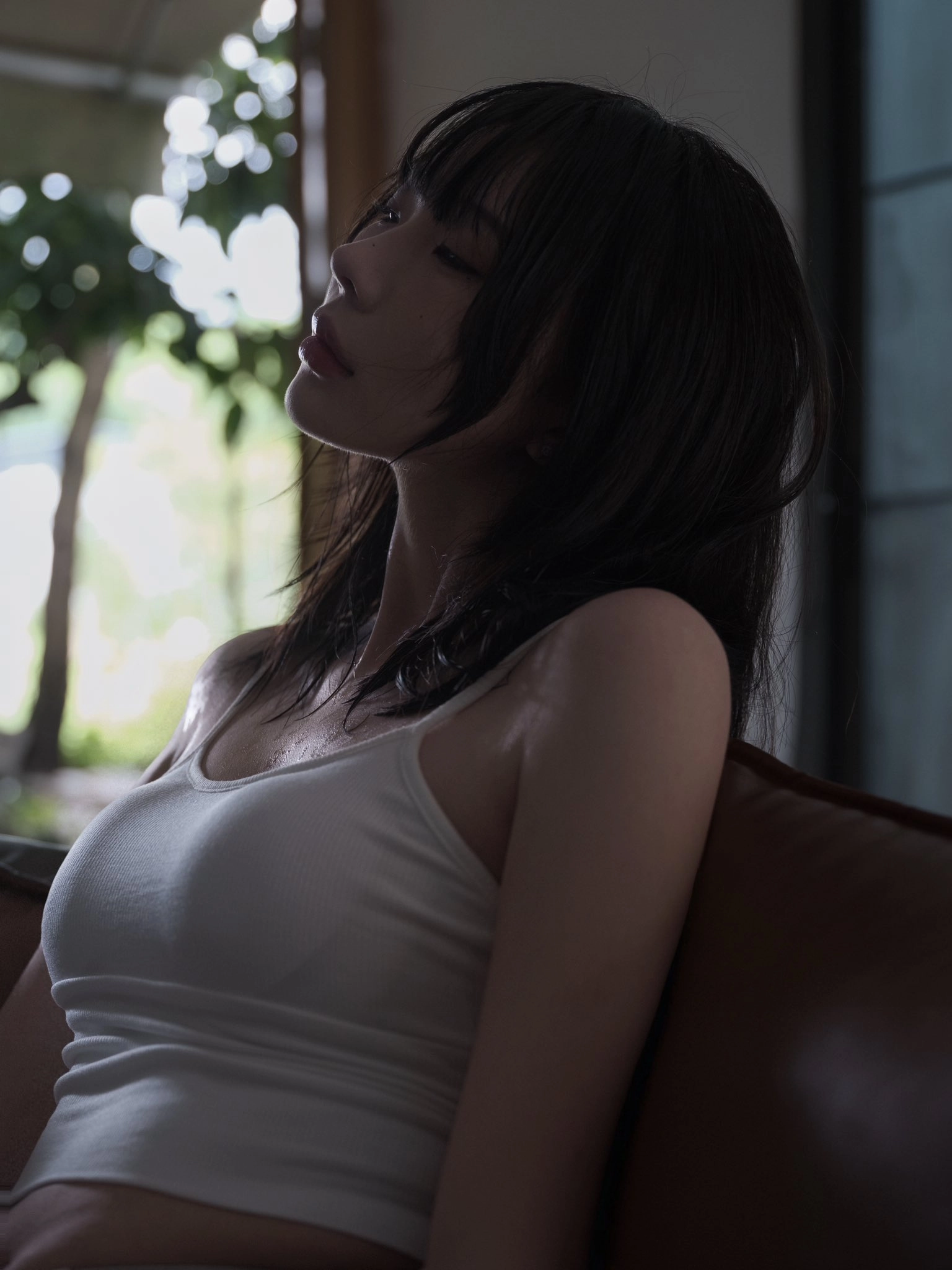 长头发的女人和一个白色坦克顶部。