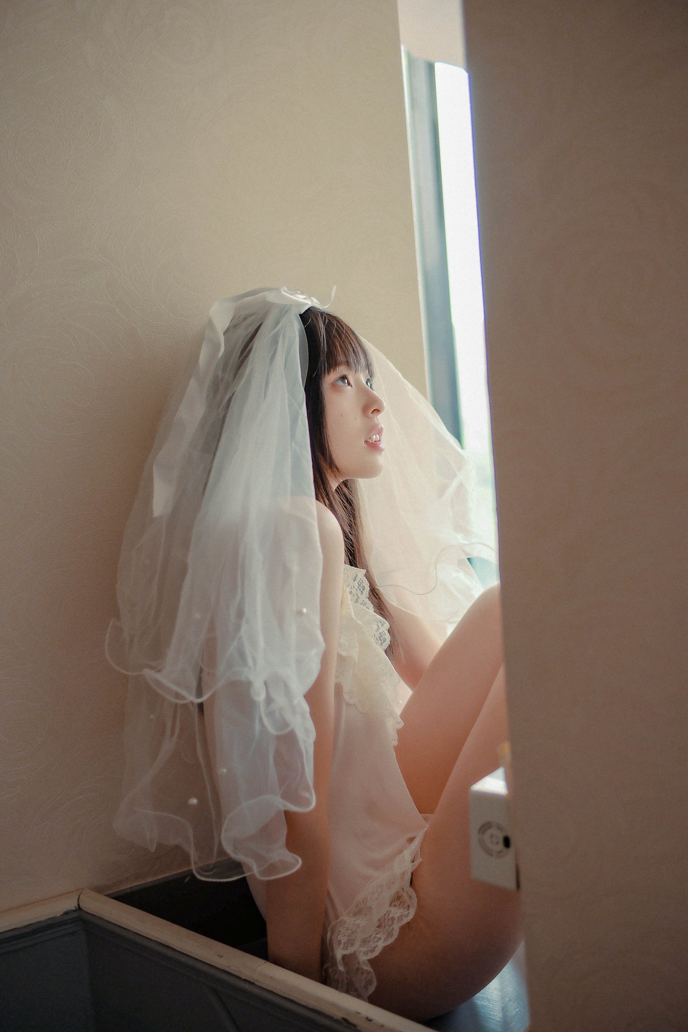 女人穿着一根窗帘和一件白色的裙子。