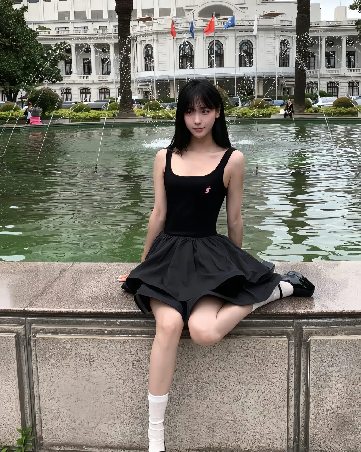 穿着黑色衣服的女人走在一条街道上。