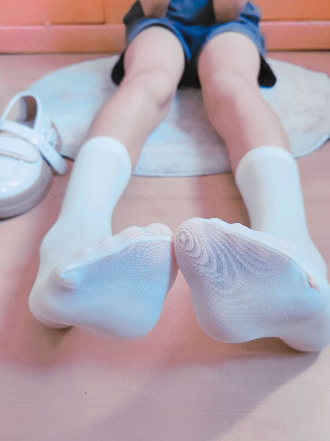 人躺在地板上,脚抬起来。