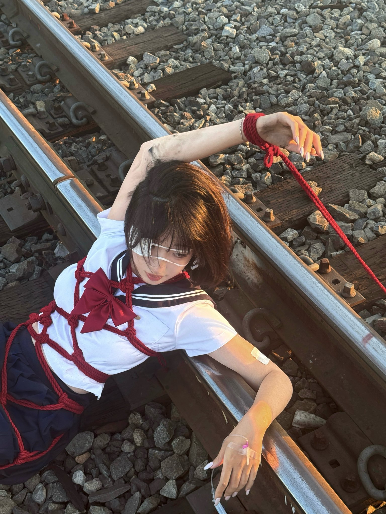 女人被绑在一个火车轨道上。