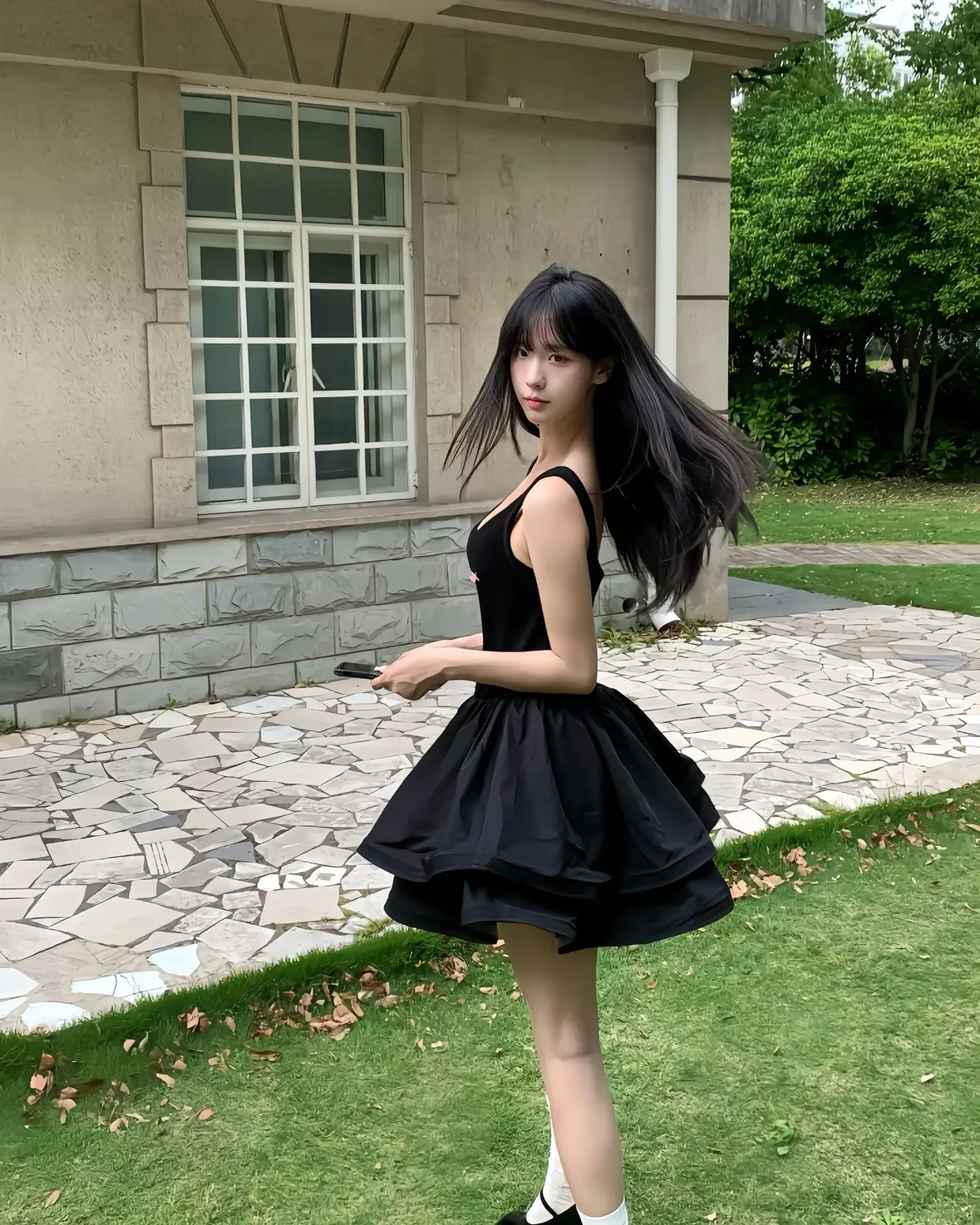 穿着黑色衣服的女人走在一条街道上。