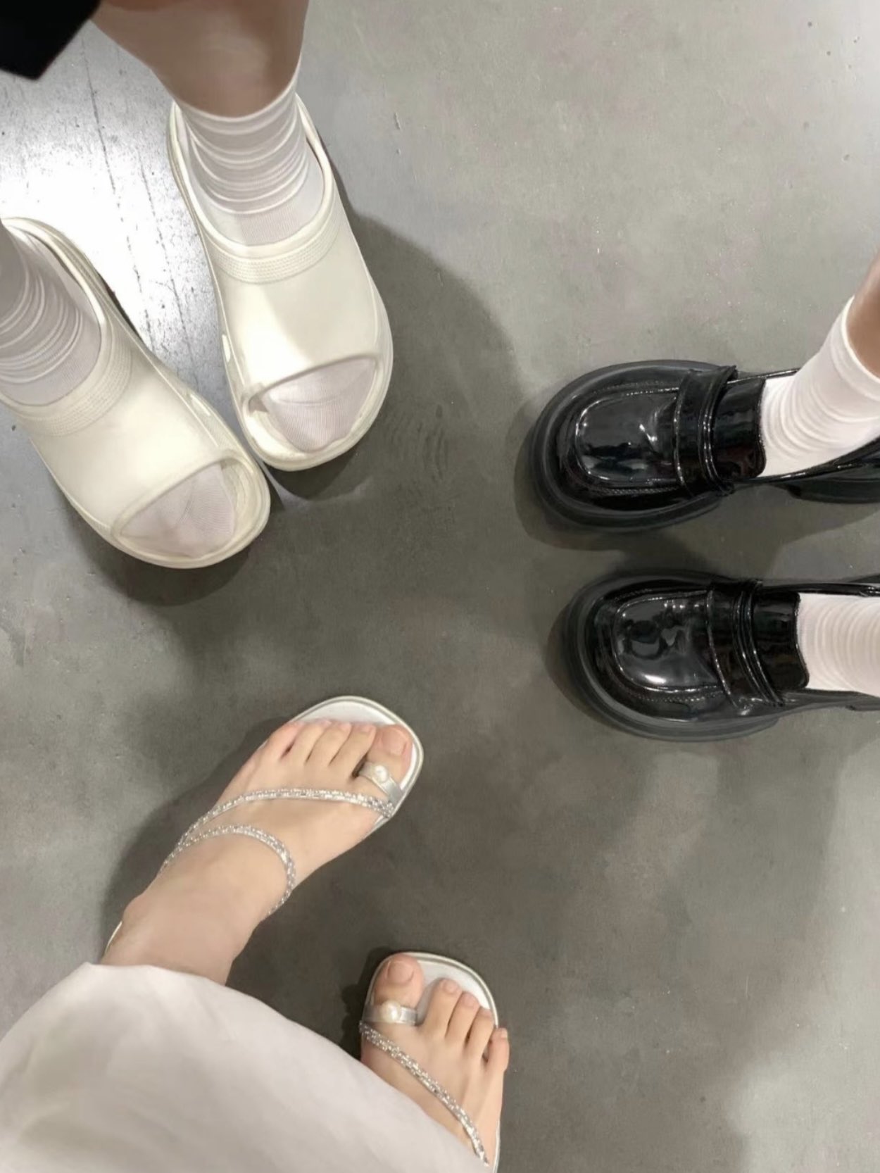 地板上有三个鞋子。