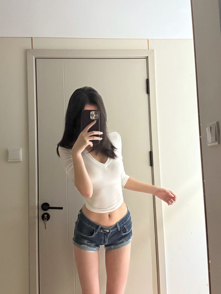 女人在门前拍个自拍。