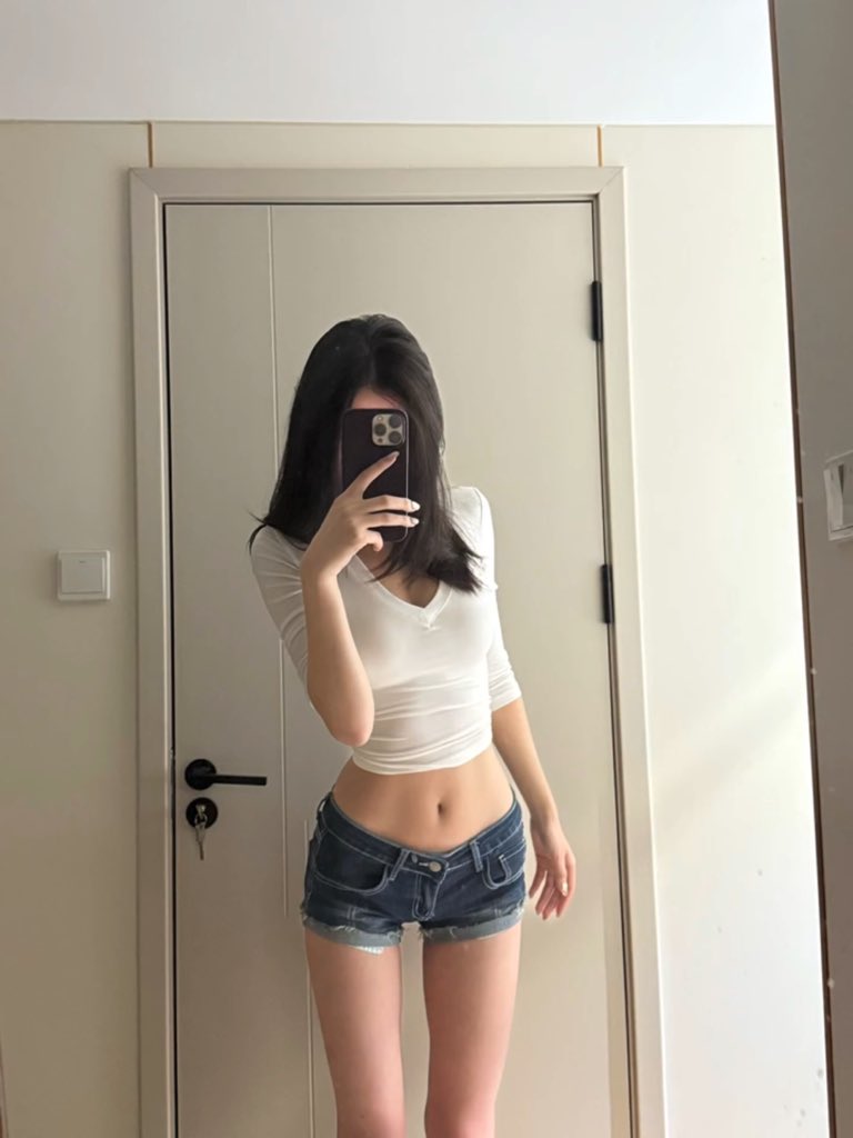 女人在门前拍个自拍。