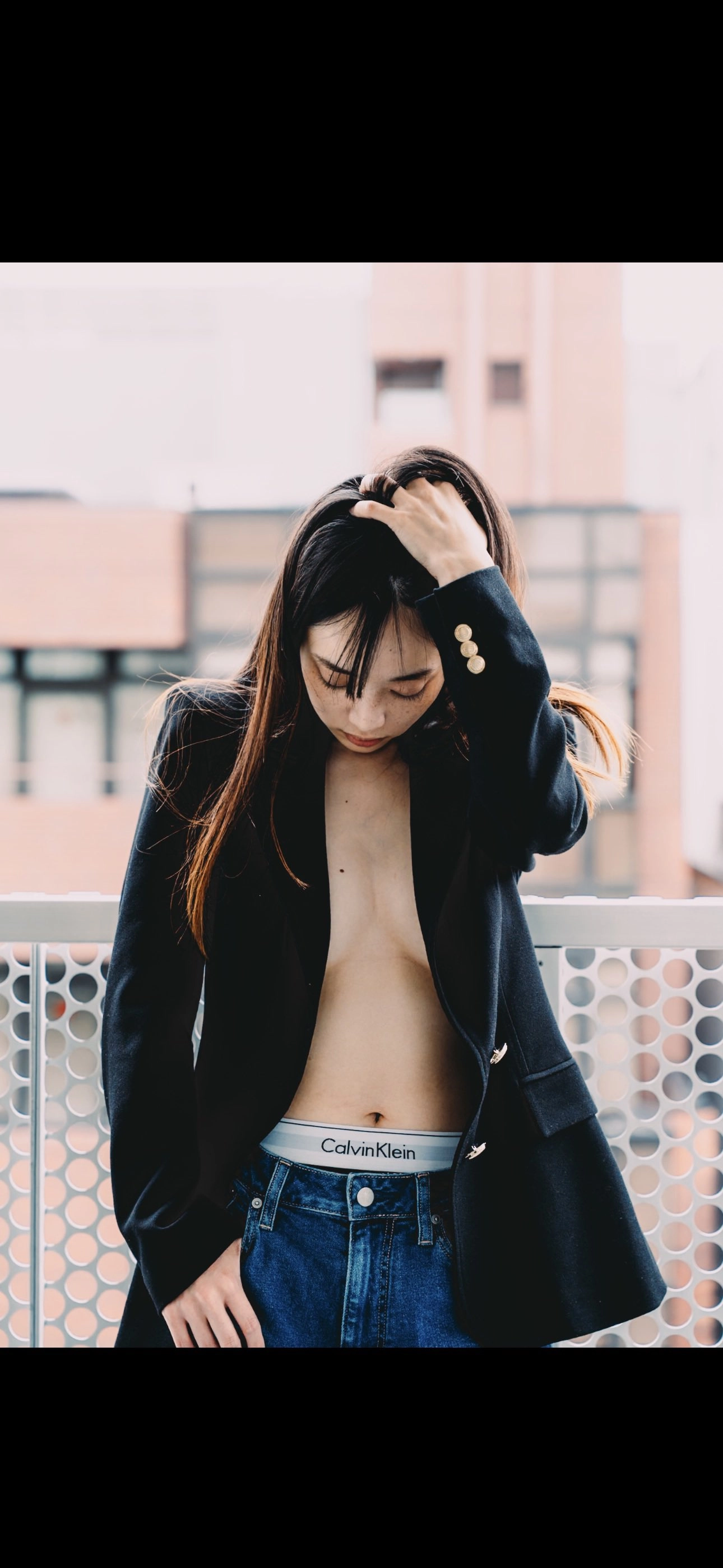 女人穿着黑色夹克,没有衬衫。