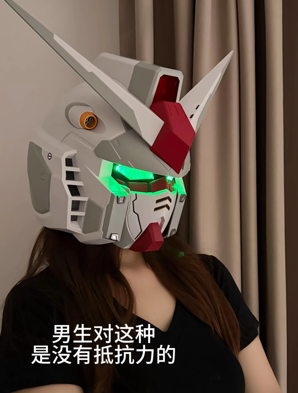 女人戴着白色和红色的机器人面具。