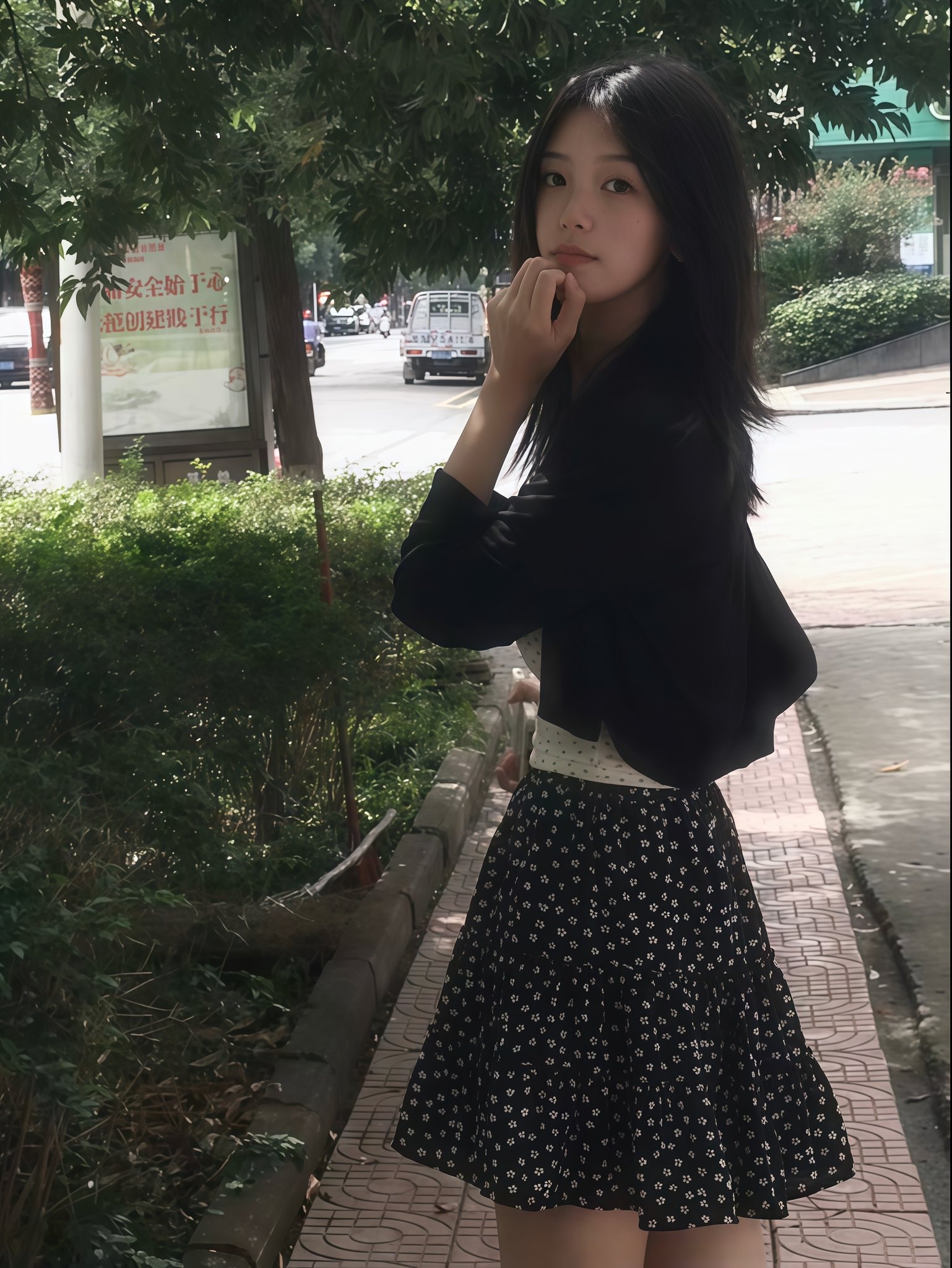 穿着黑色衣服的女人站在一个走廊上。