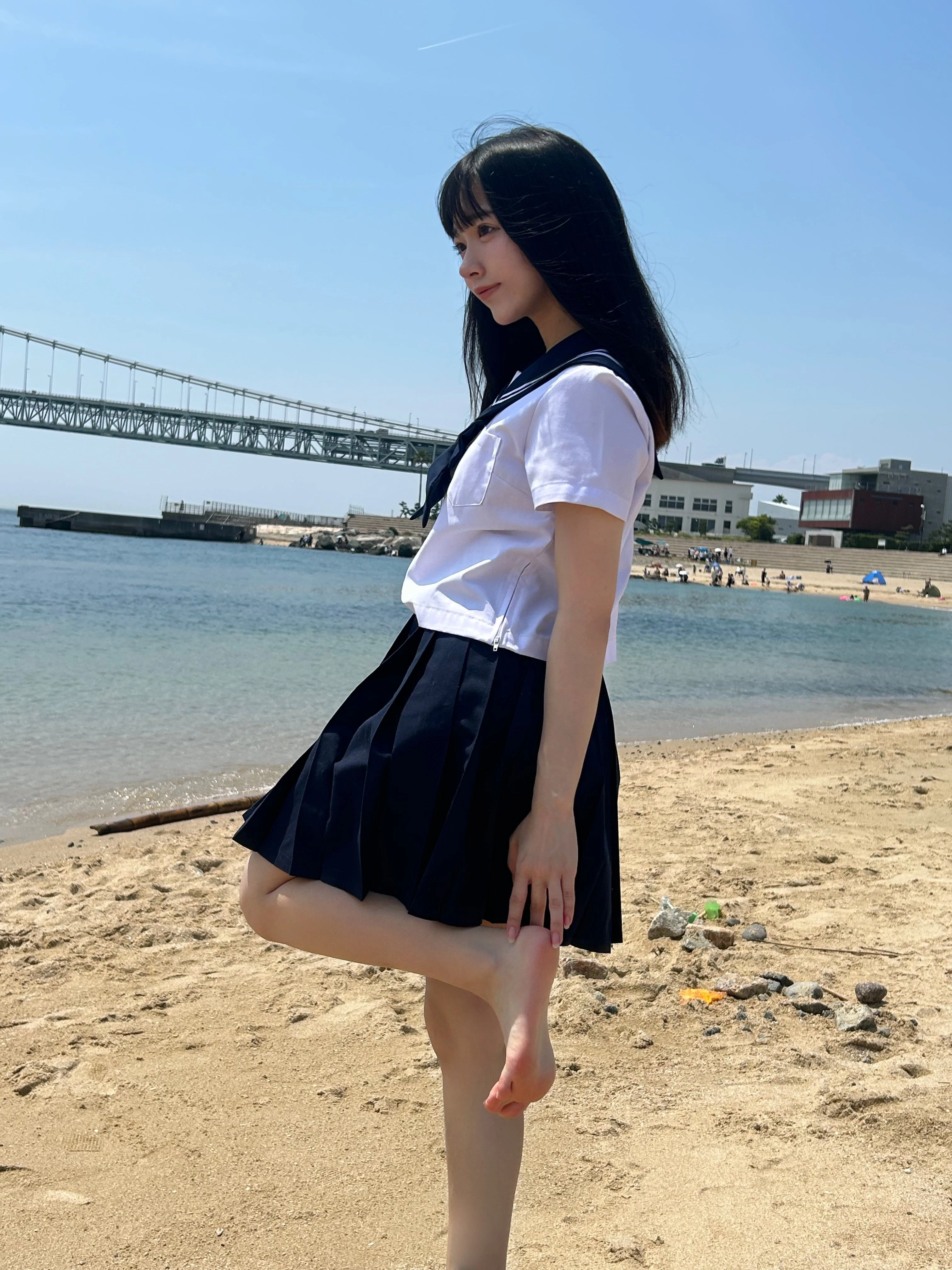 穿着白色衬衫和蓝色衬衫的女人在海滩上露面。