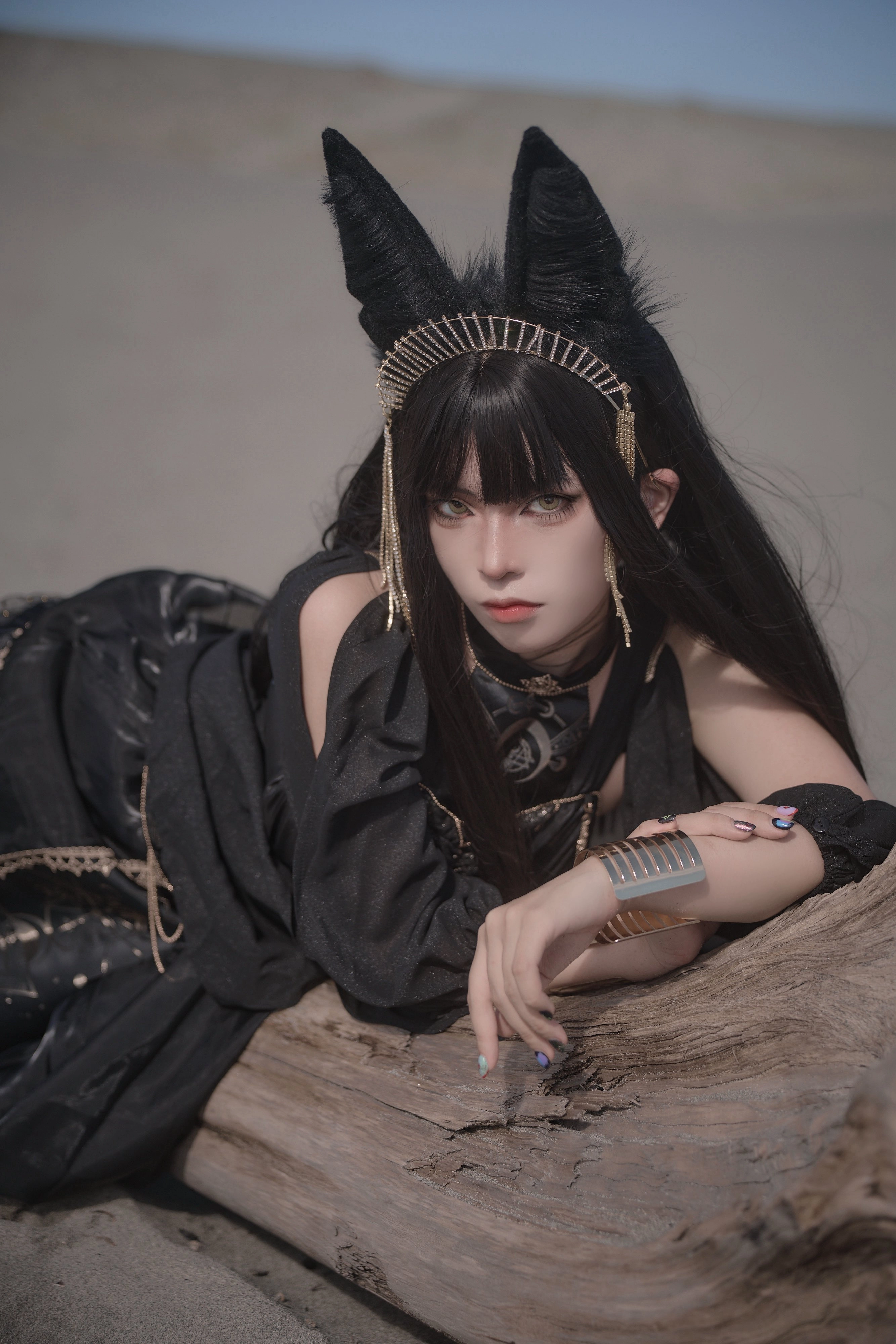 有角的女人和一个黄金的冠冕坐在一个日志上。