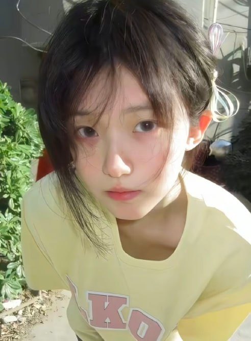 长头发的女人和一件黄色的衬衫。