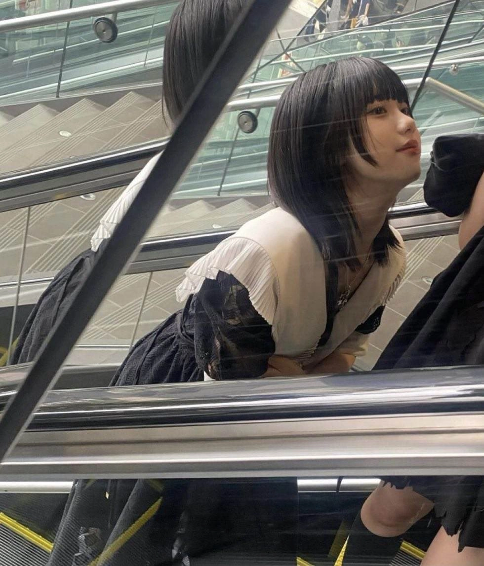 黑头发和白衬衫的女人看着相机。