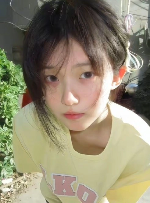 长头发的女人和一件黄色的衬衫。