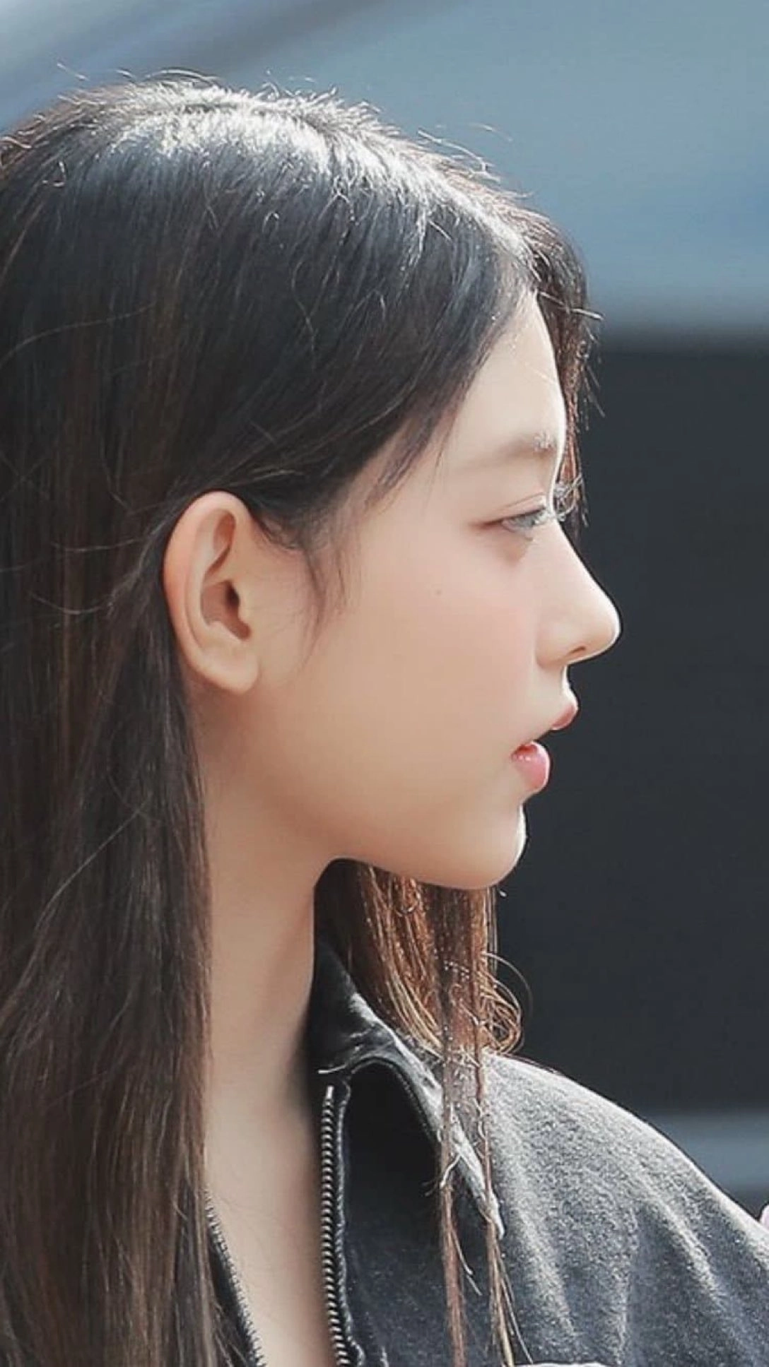 长头发和鼻子穿透的女人。