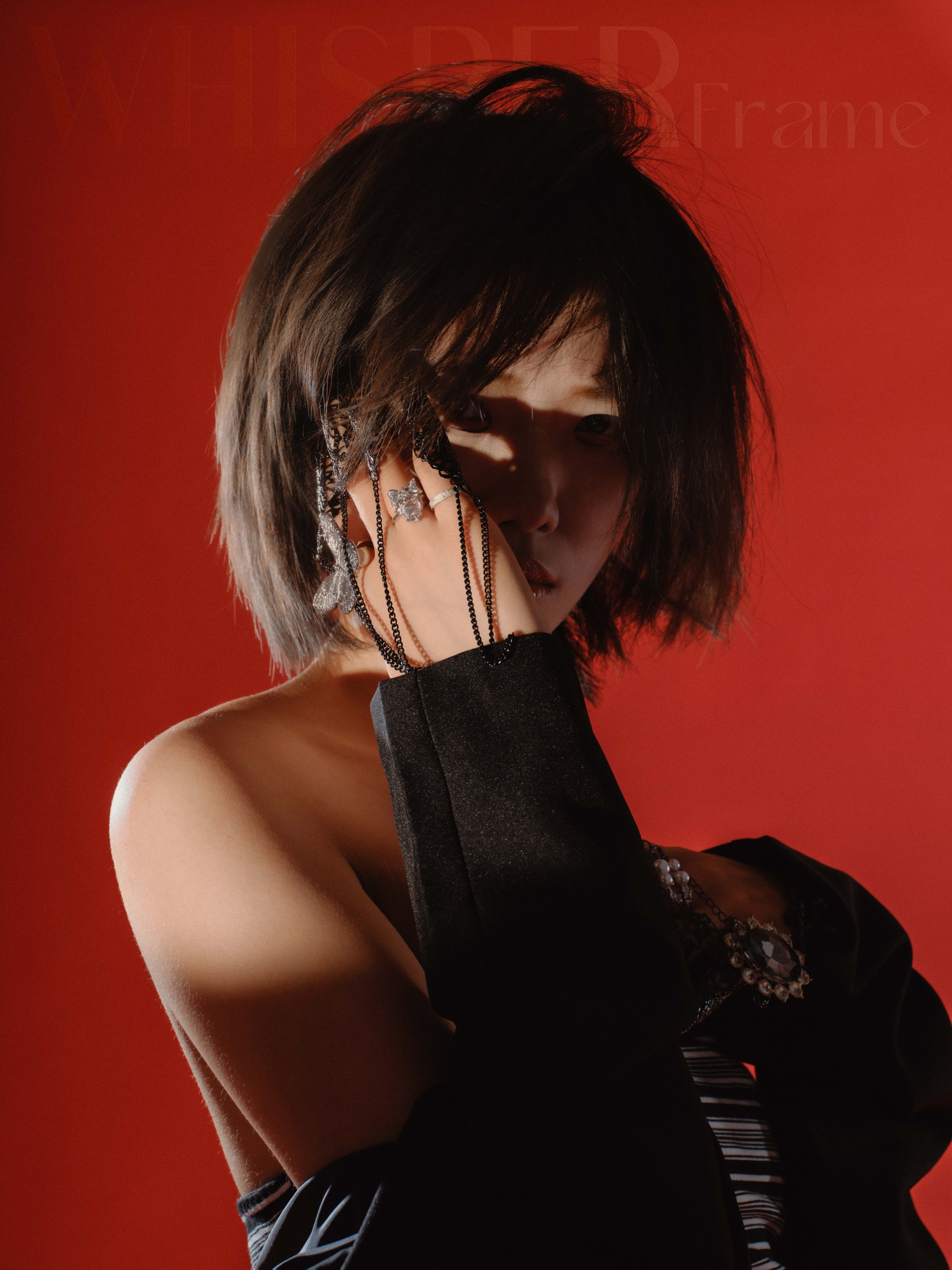 戴着面具的女人为一张照片。