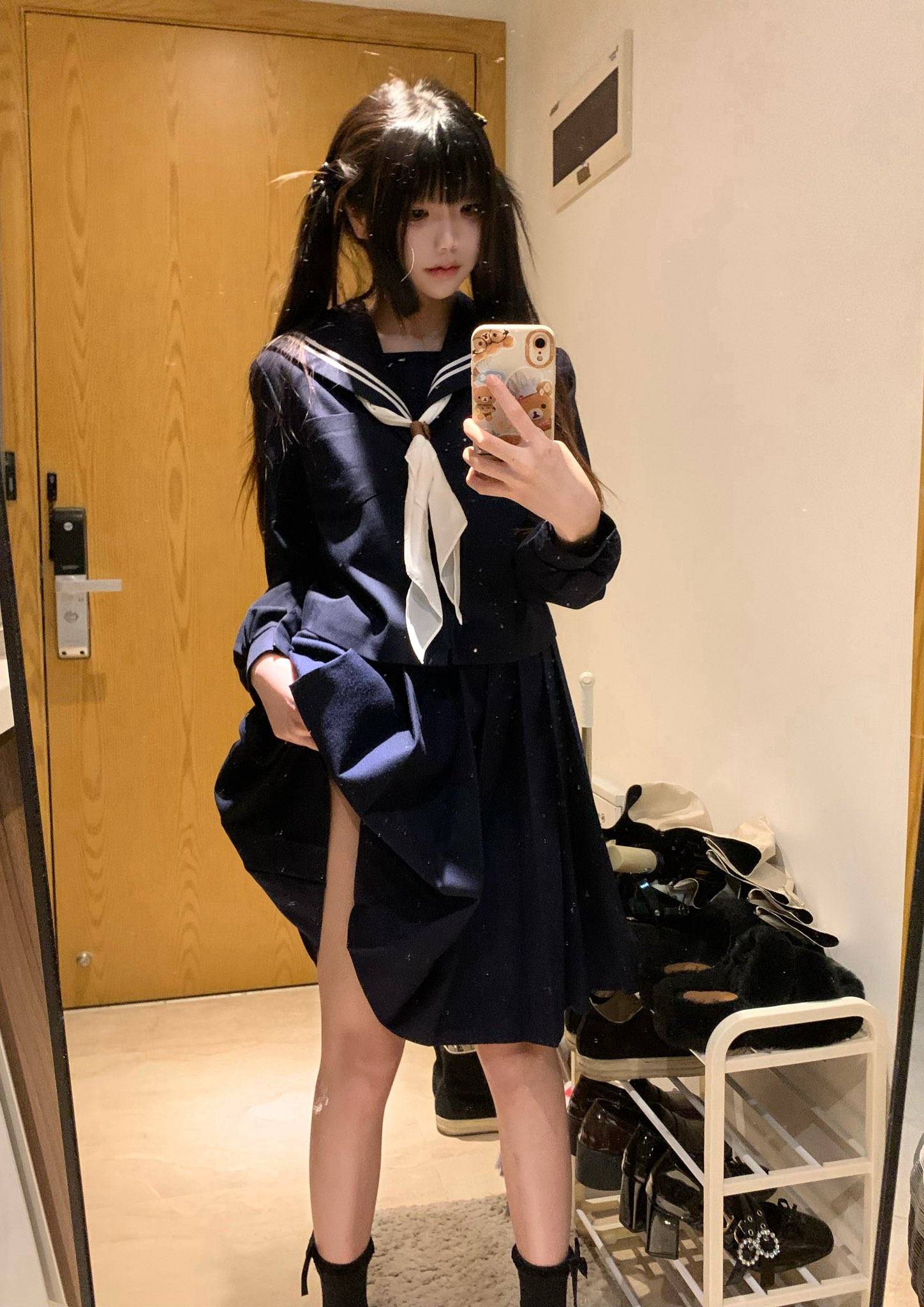 女孩穿着蓝色裙子拍自拍。