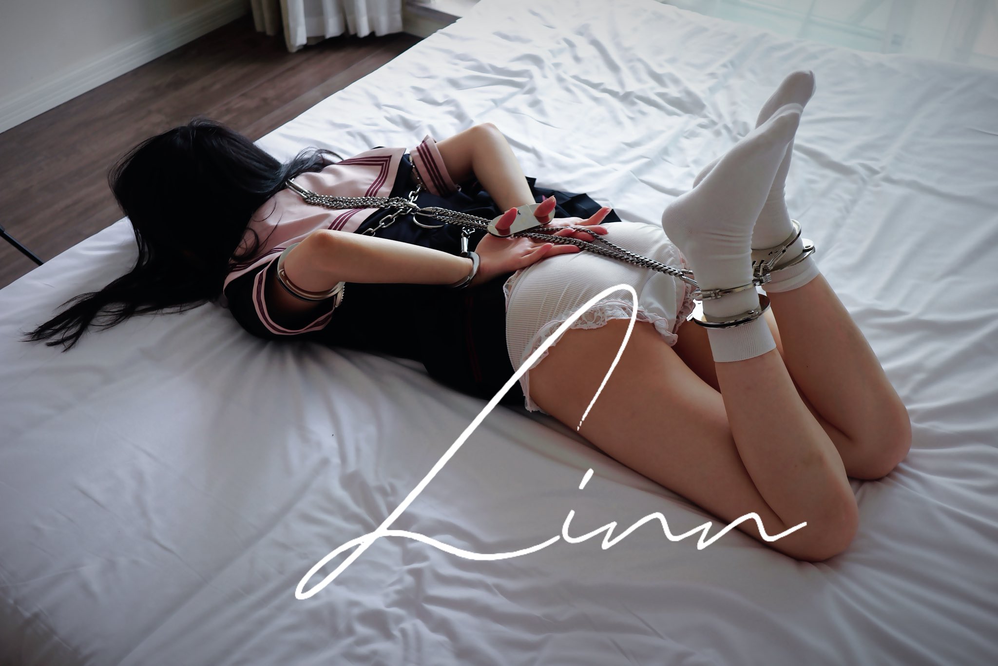 女人被绑在床上。