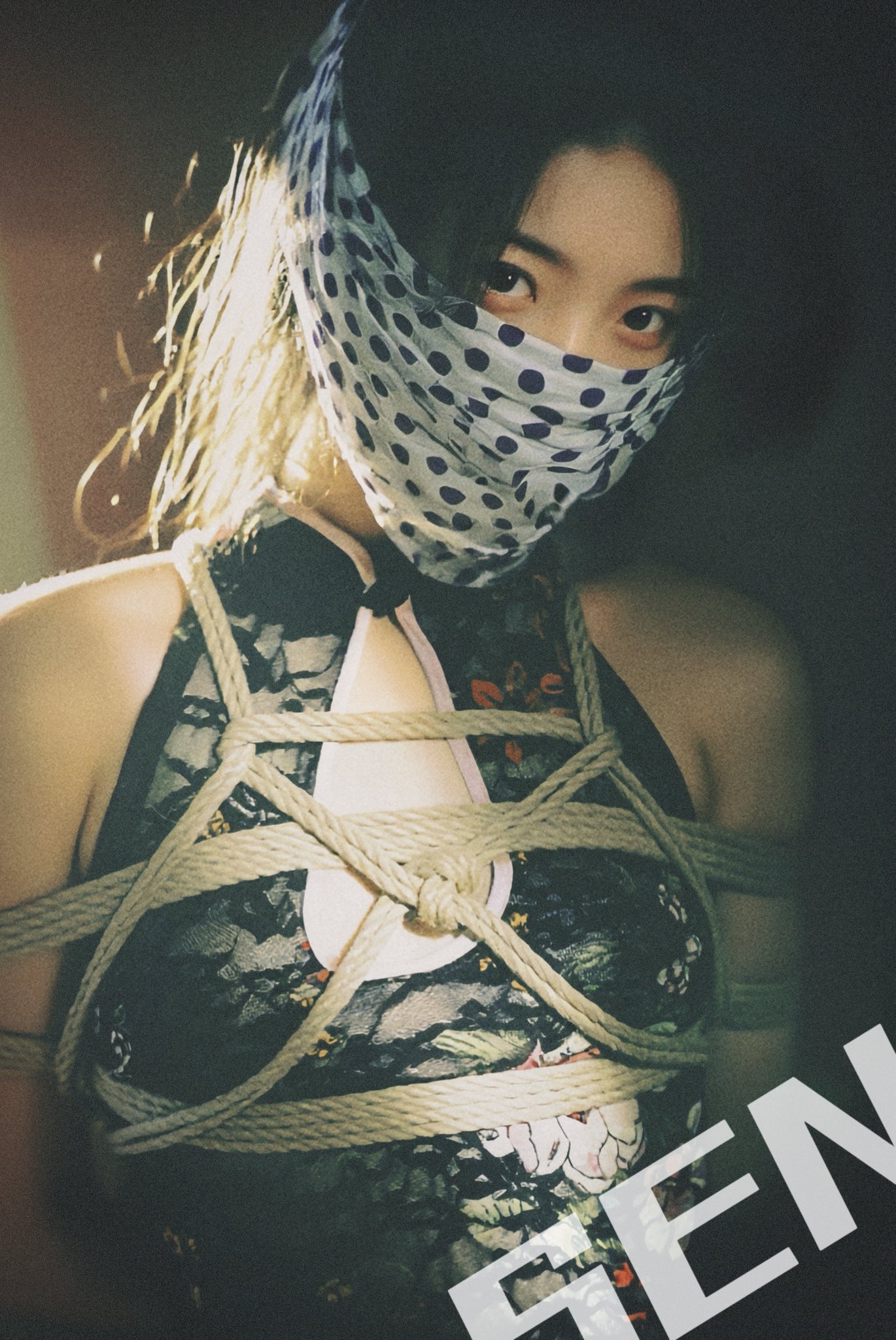 女人戴着一个波尔卡点面具。