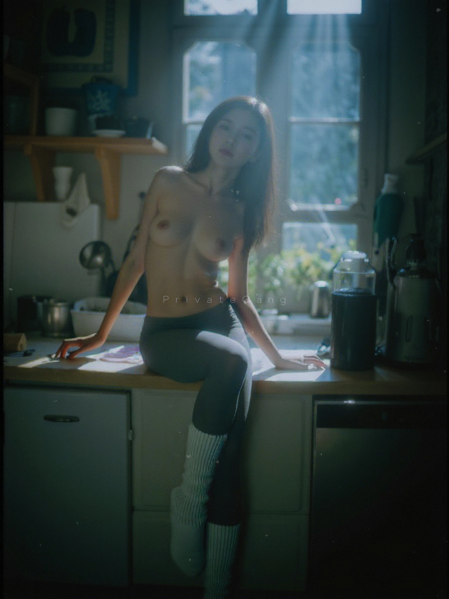 没有衬衫的女人。