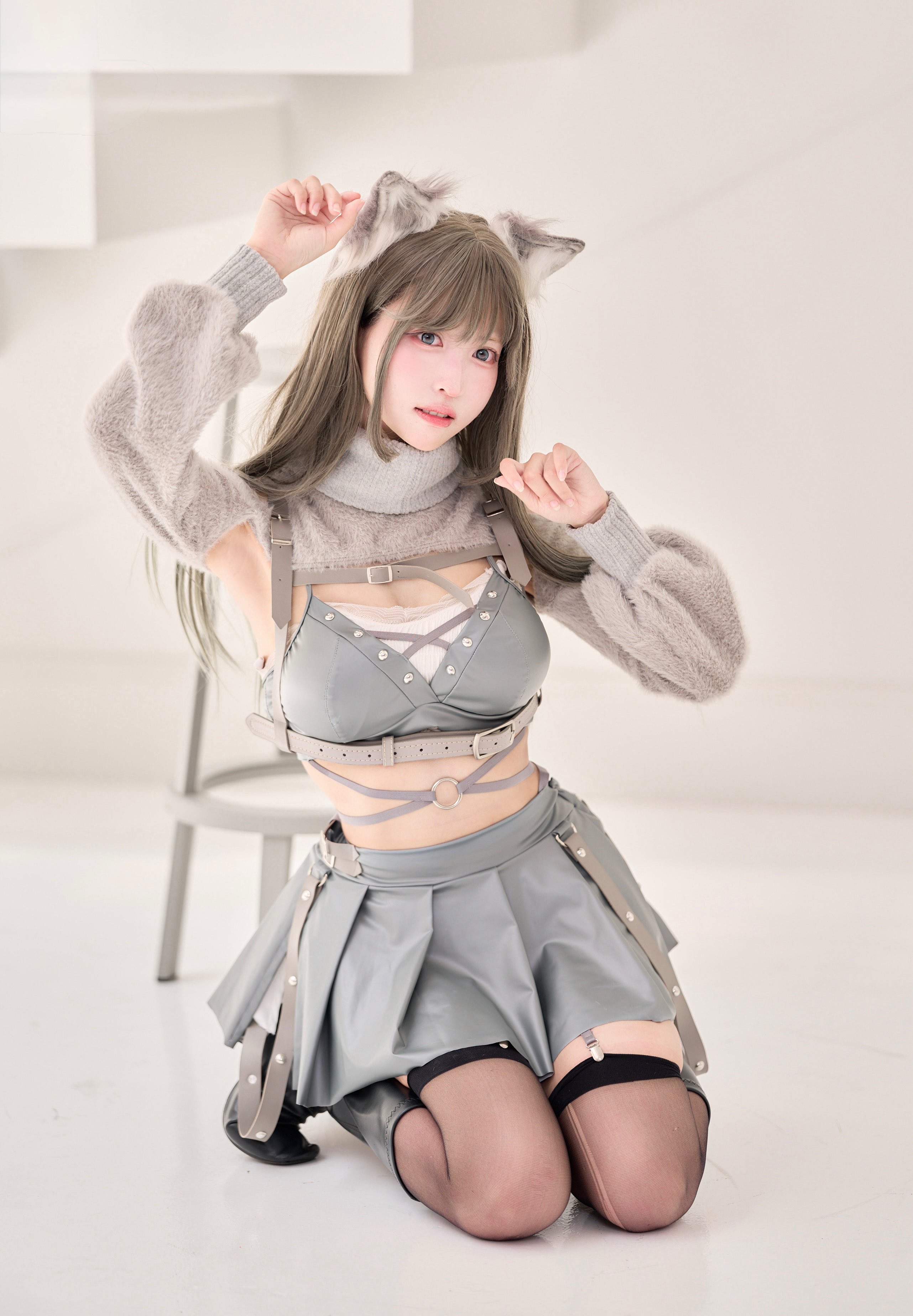 穿着猫服的女人。