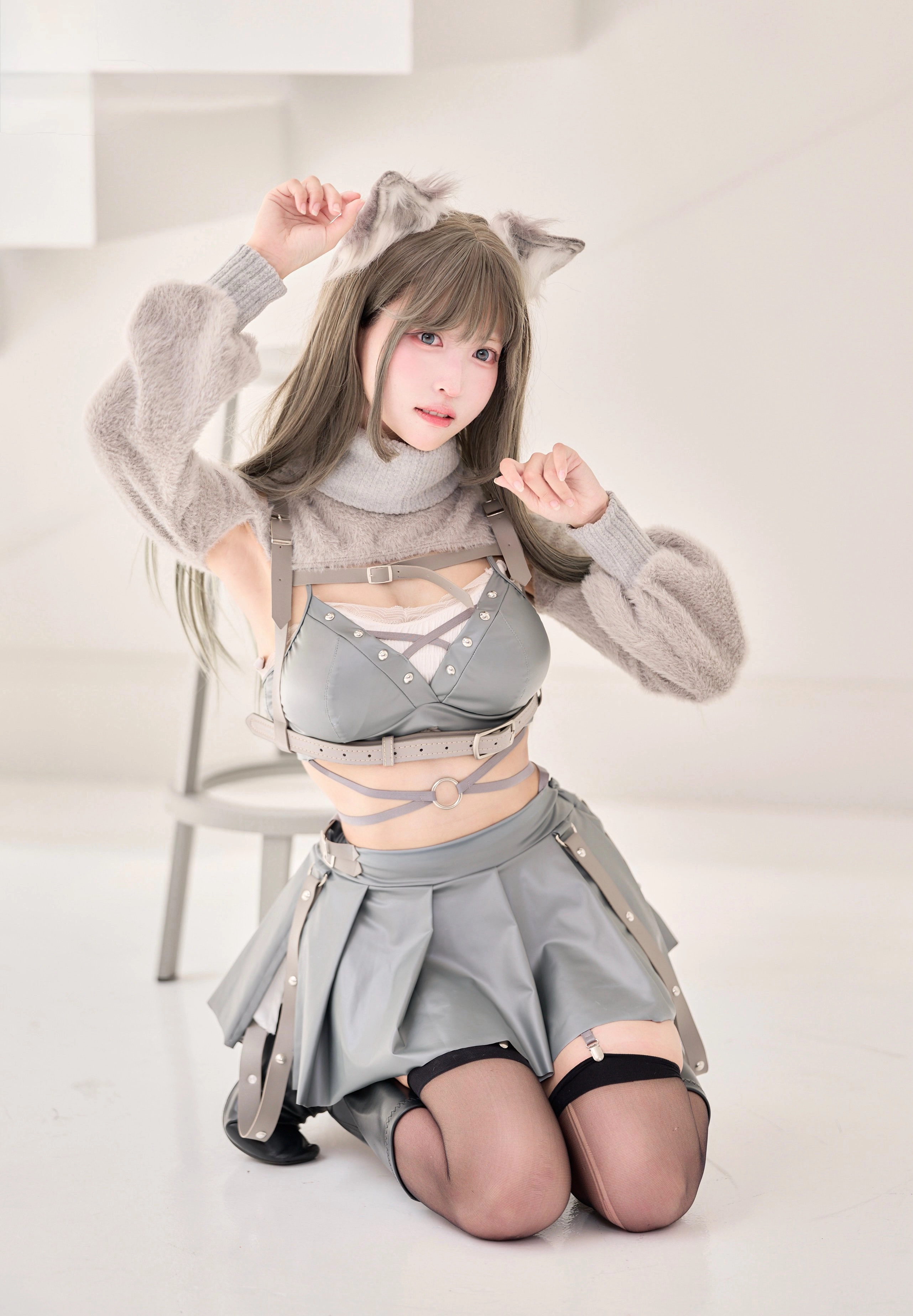 穿着猫服的女人。