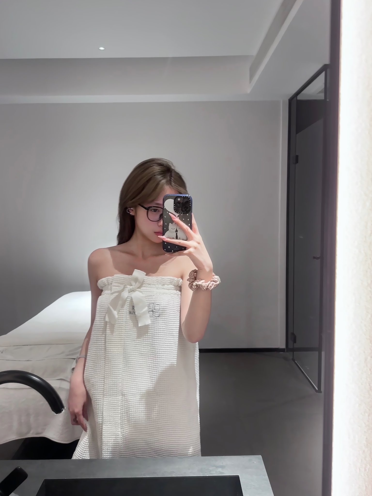 女人在浴室里拍个自拍。