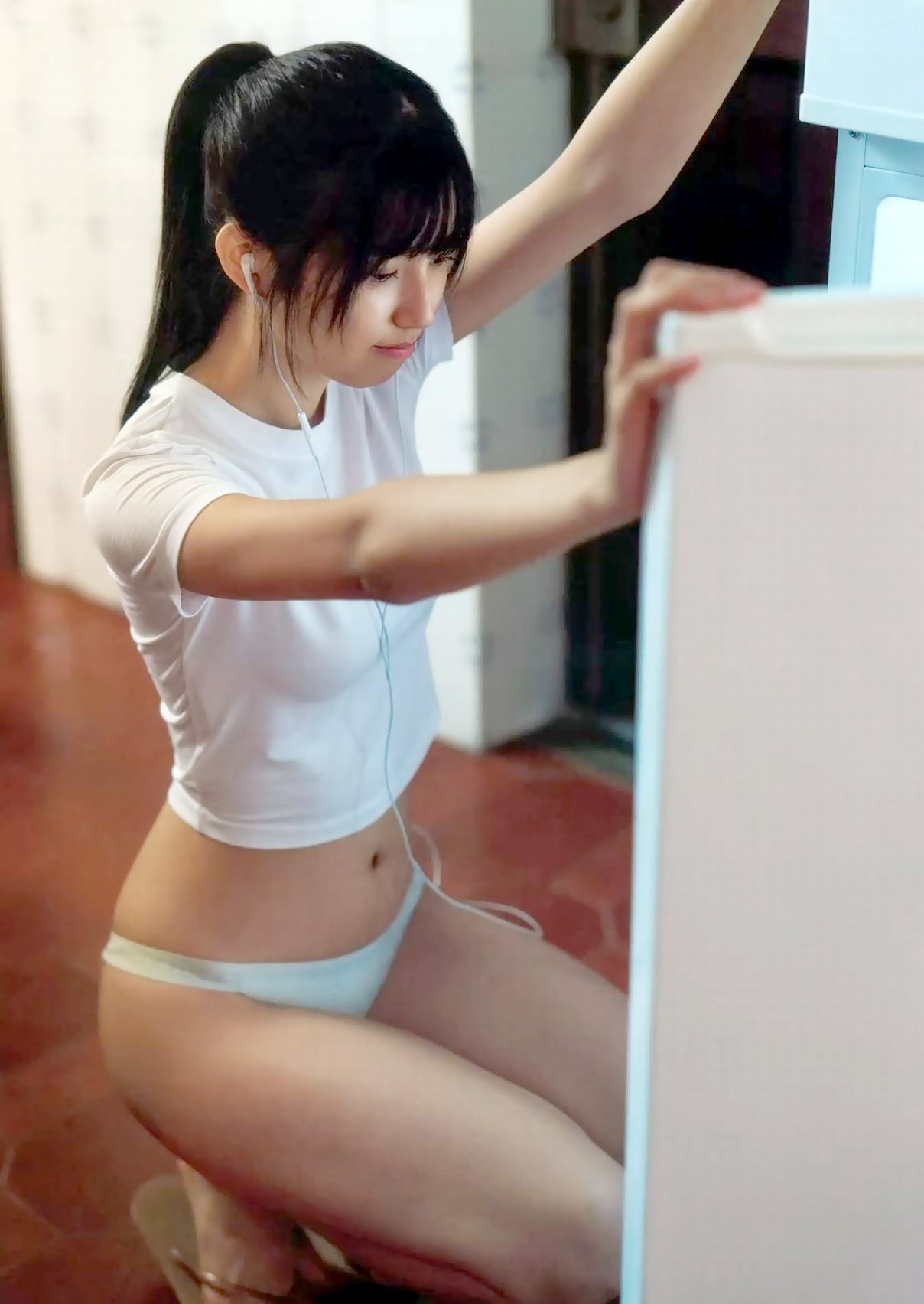 女人在窗前刷牙。