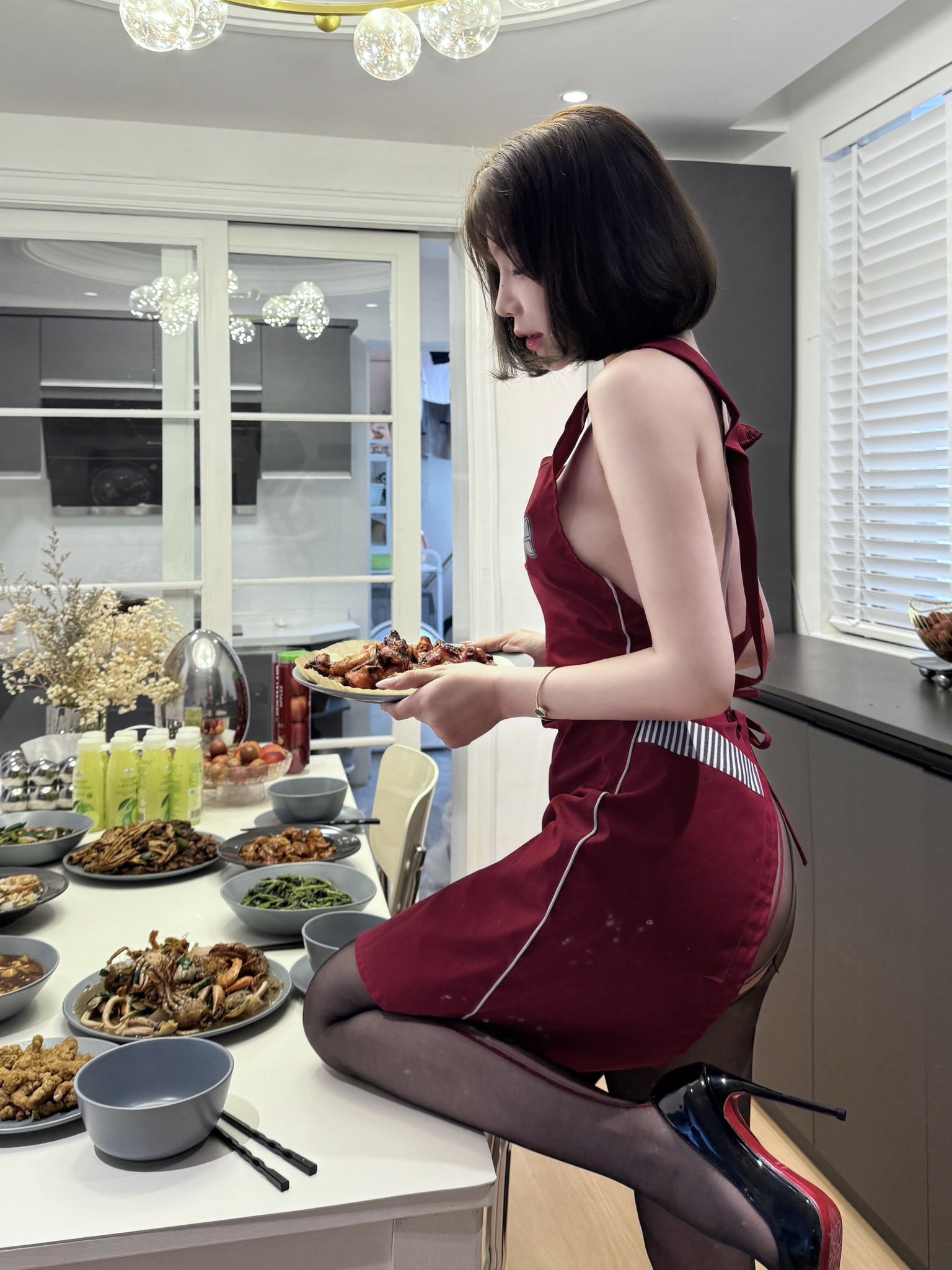 穿红衣的女人正在吃饭。