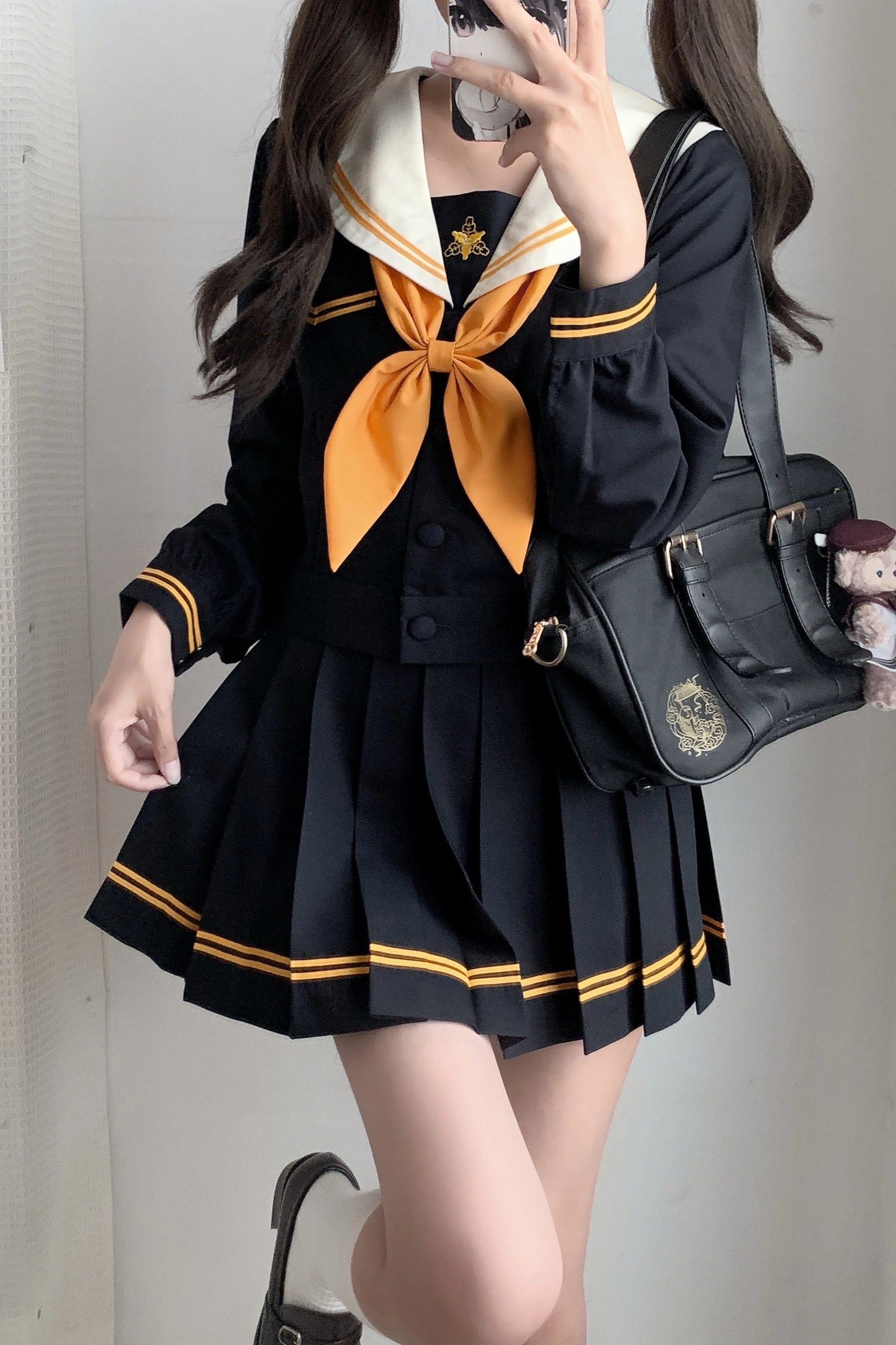 女人穿着黑色和黄色的弓带。