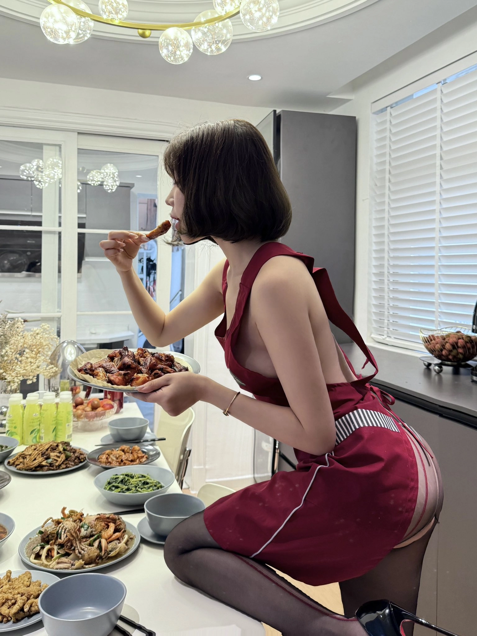 穿红衣的女人正在吃饭。