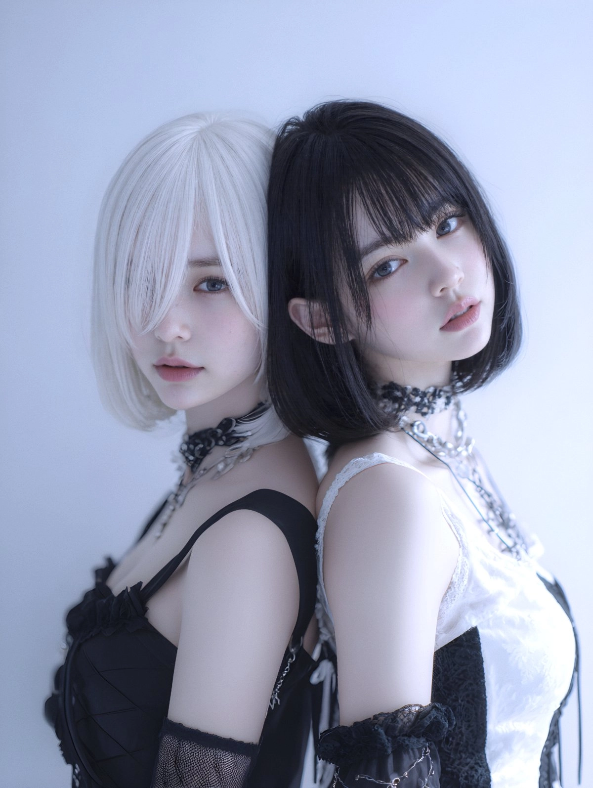 两个黑头发和白皮肤的女人站在一边。