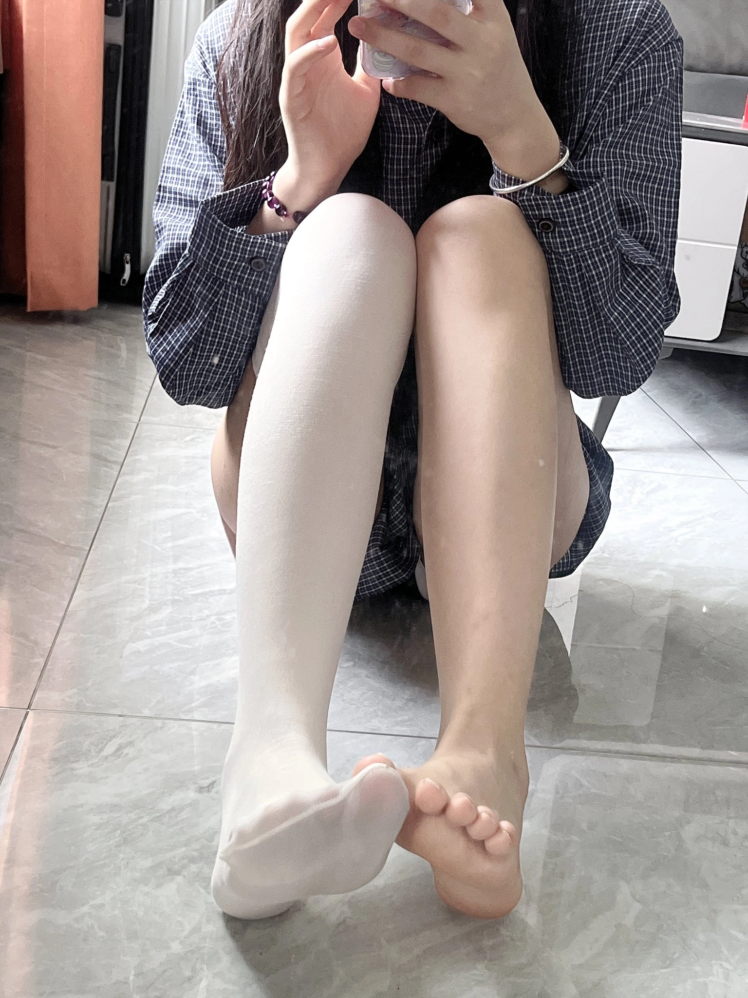 女人用脚拍自拍。