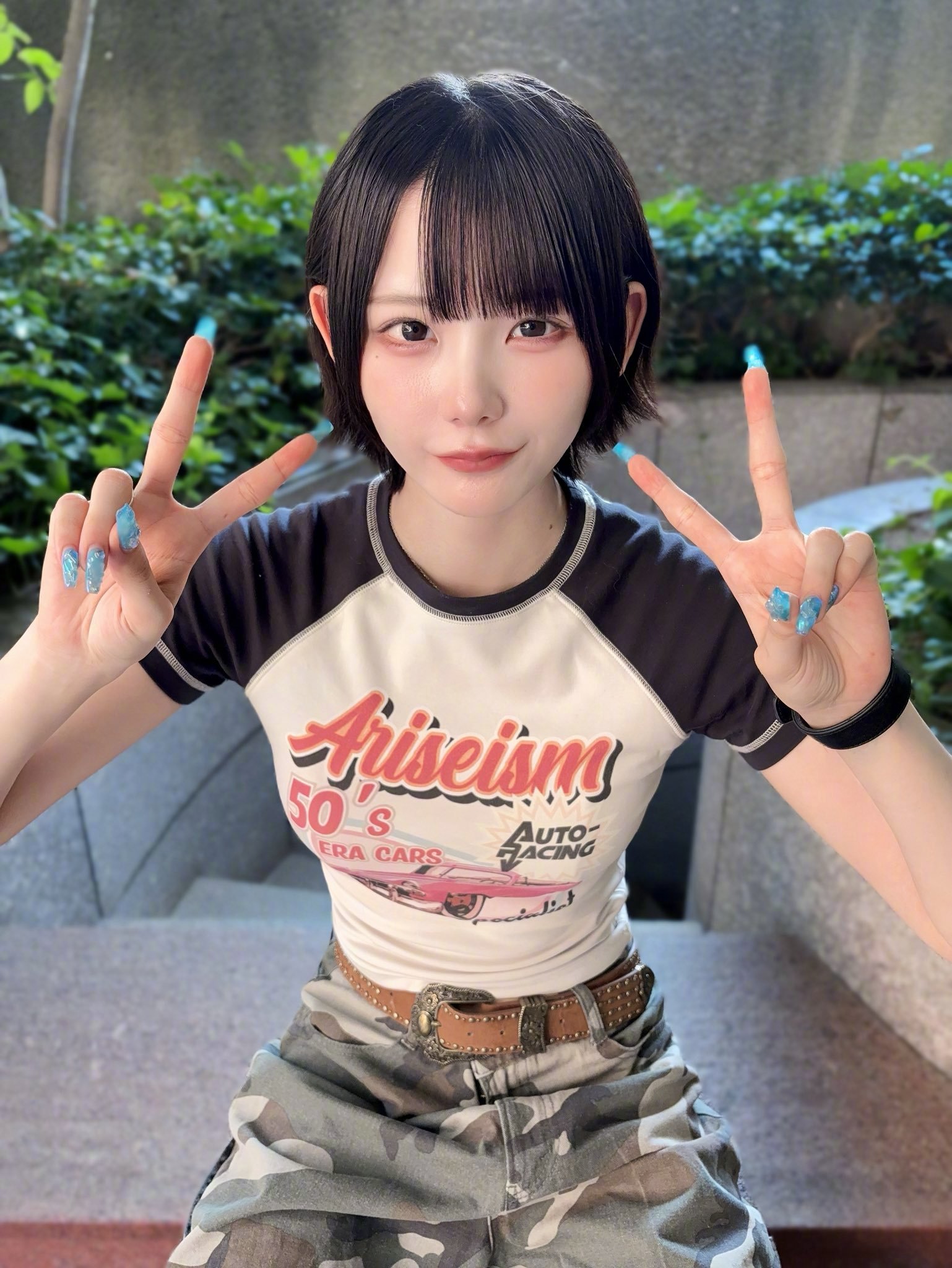 年轻的女孩和一个年轻的男孩为一张照片。