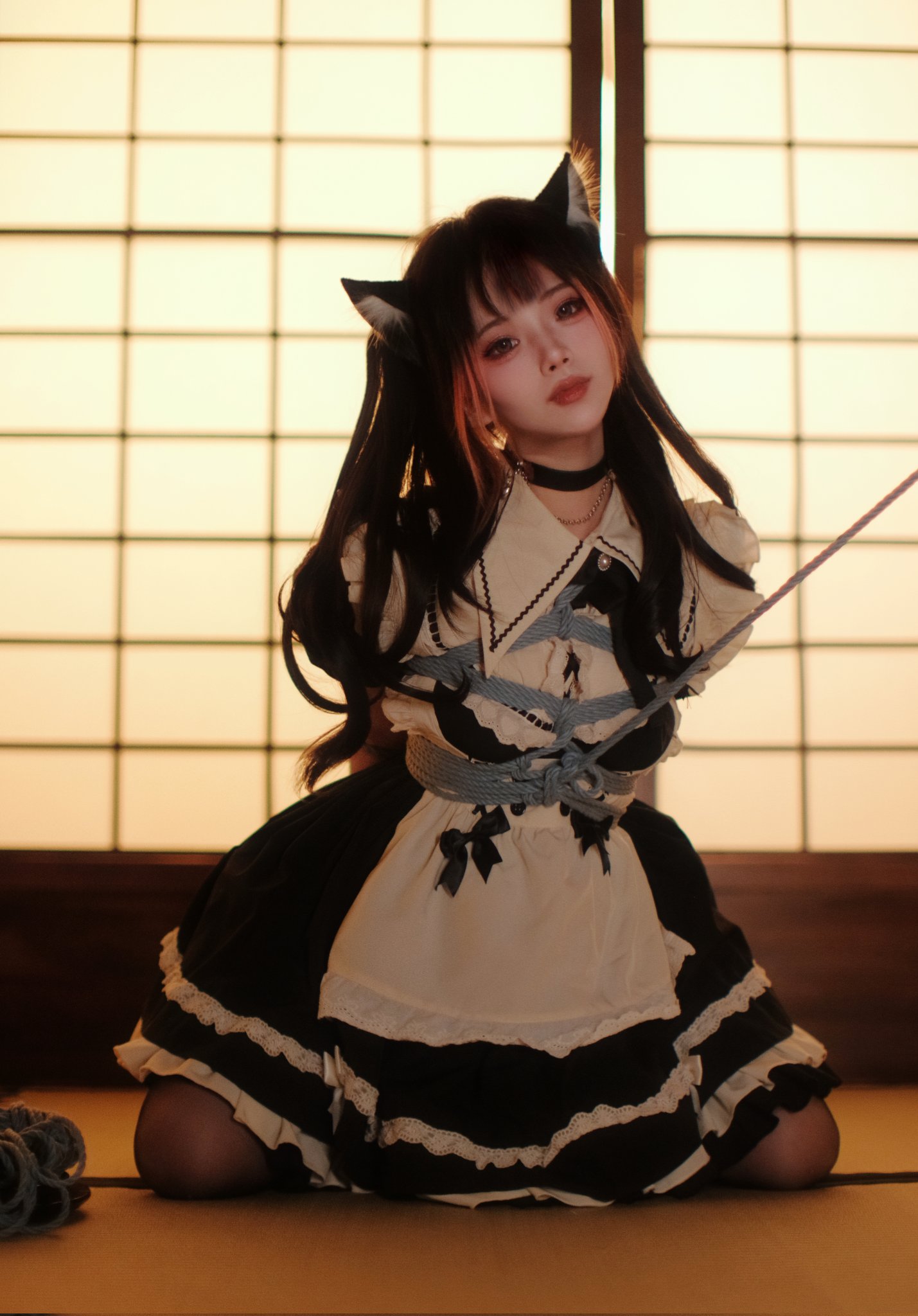 穿着白色衣服的女人被捆绑起来。