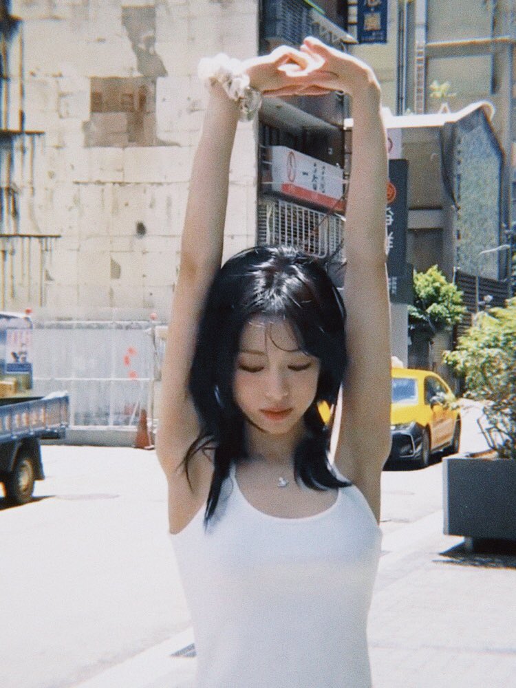 女人抬起她的衬衫来展示她的项链。