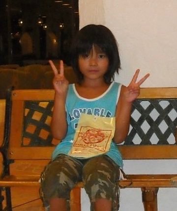 年轻的女孩和一个年轻的男孩为一张照片。