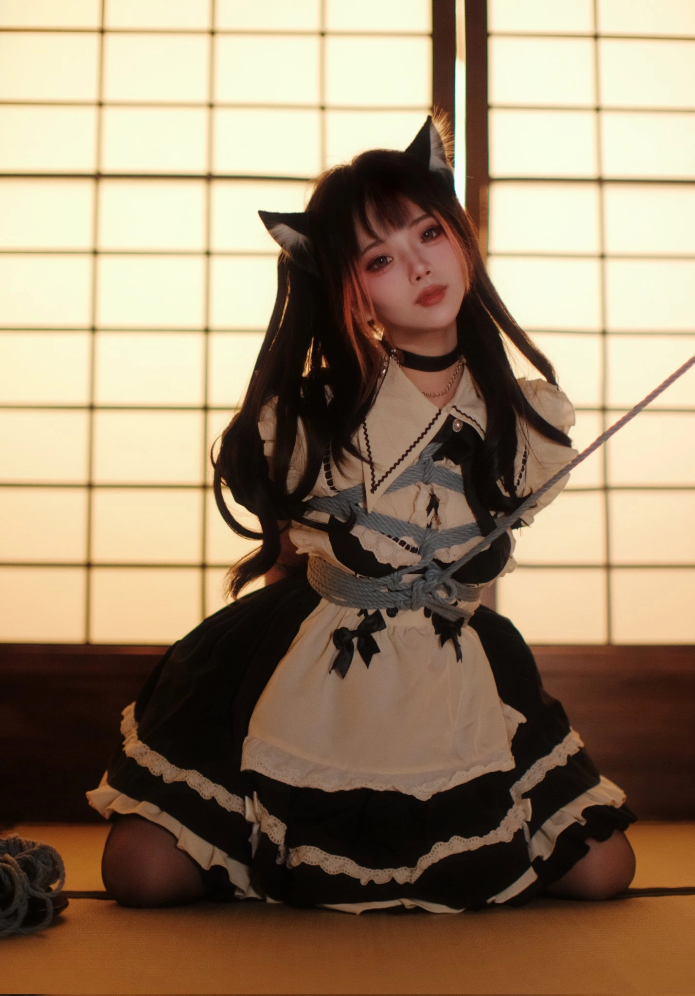 穿着白色衣服的女人被捆绑起来。