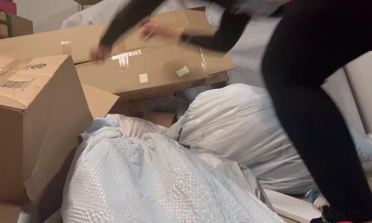 人正在解包一个盒子。