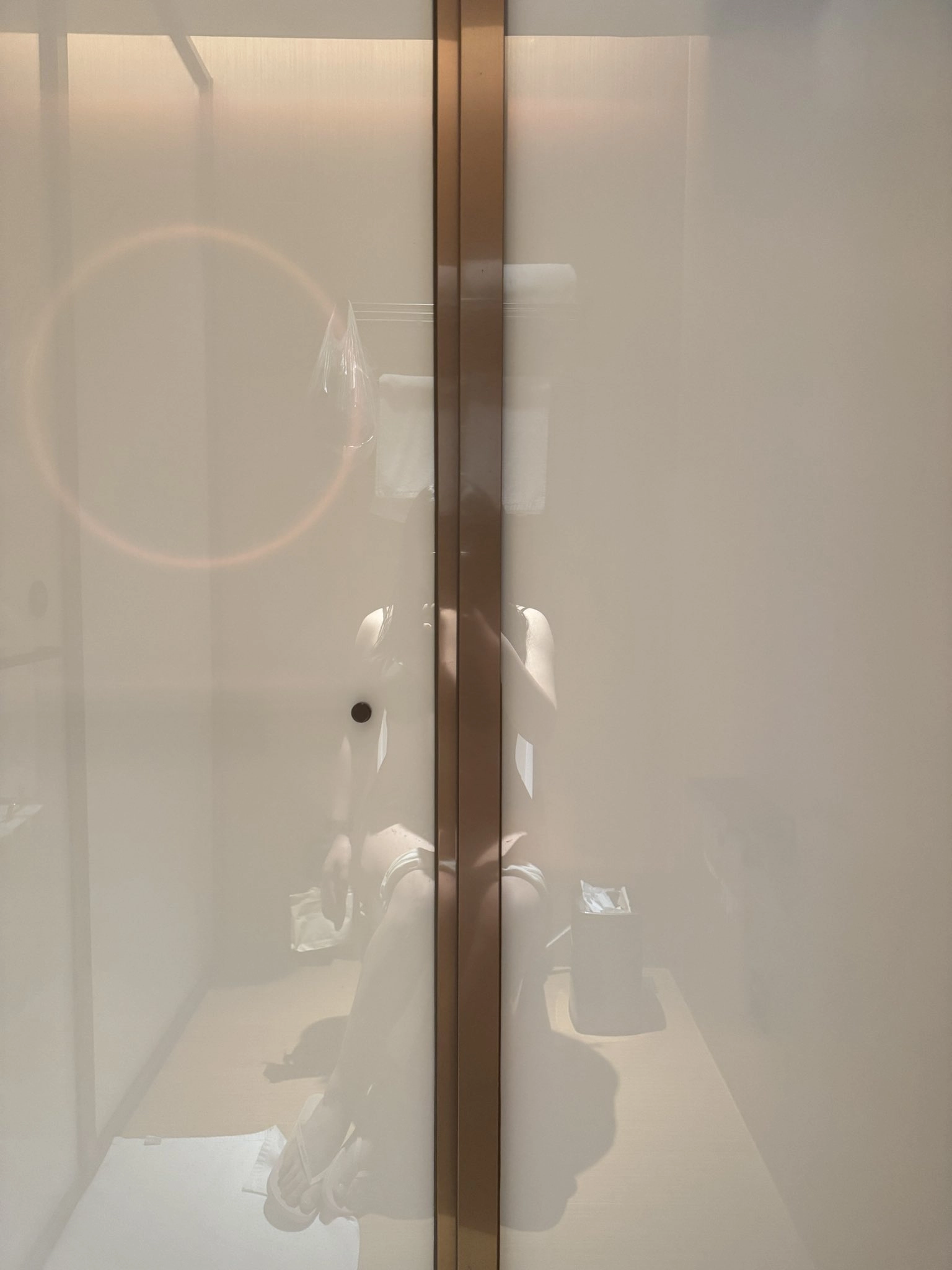 女人在一个房间里拍自拍。