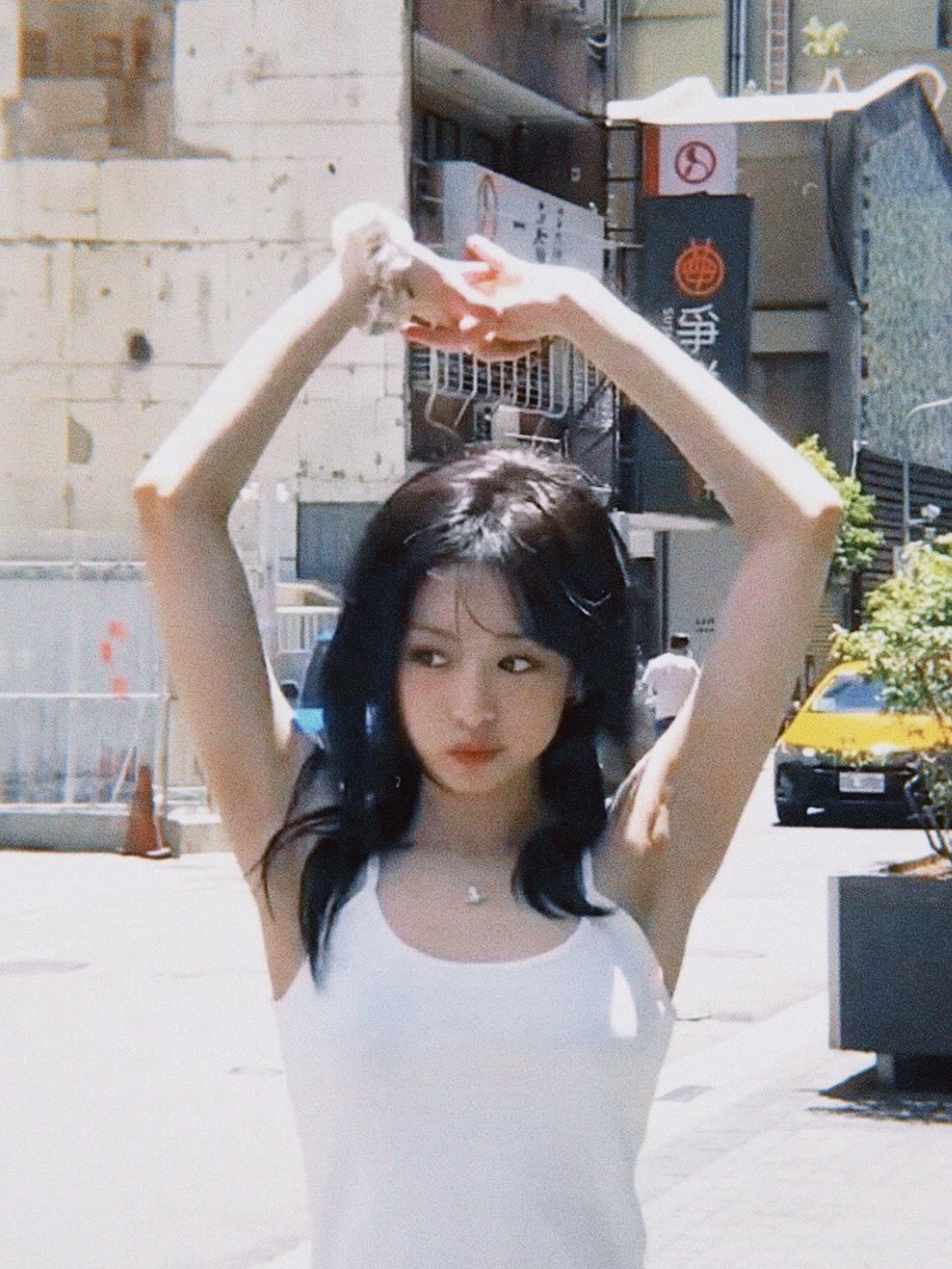 女人抬起她的衬衫来展示她的项链。